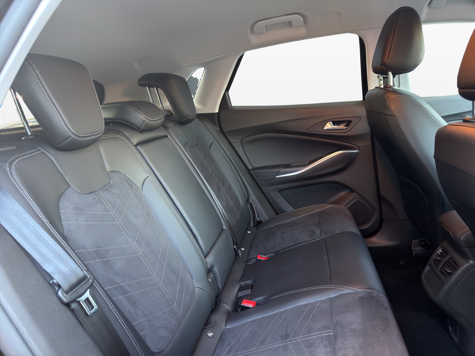 OPEL Grandland X 1.6 Hybrid Ultimate Automatik-image-18