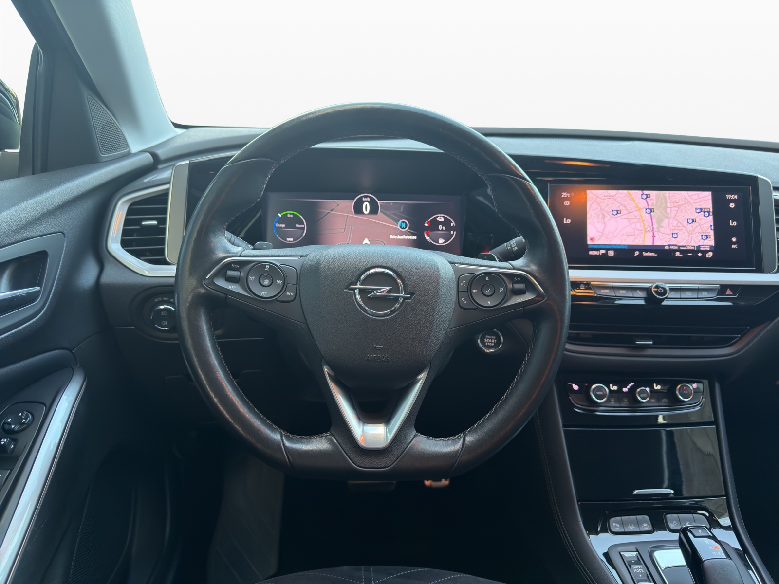 OPEL Grandland X 1.6 Hybrid Ultimate Automatik-image-10