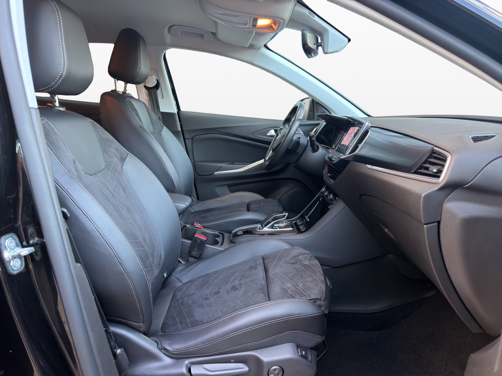 OPEL Grandland X 1.6 Hybrid Ultimate Automatik-image-14