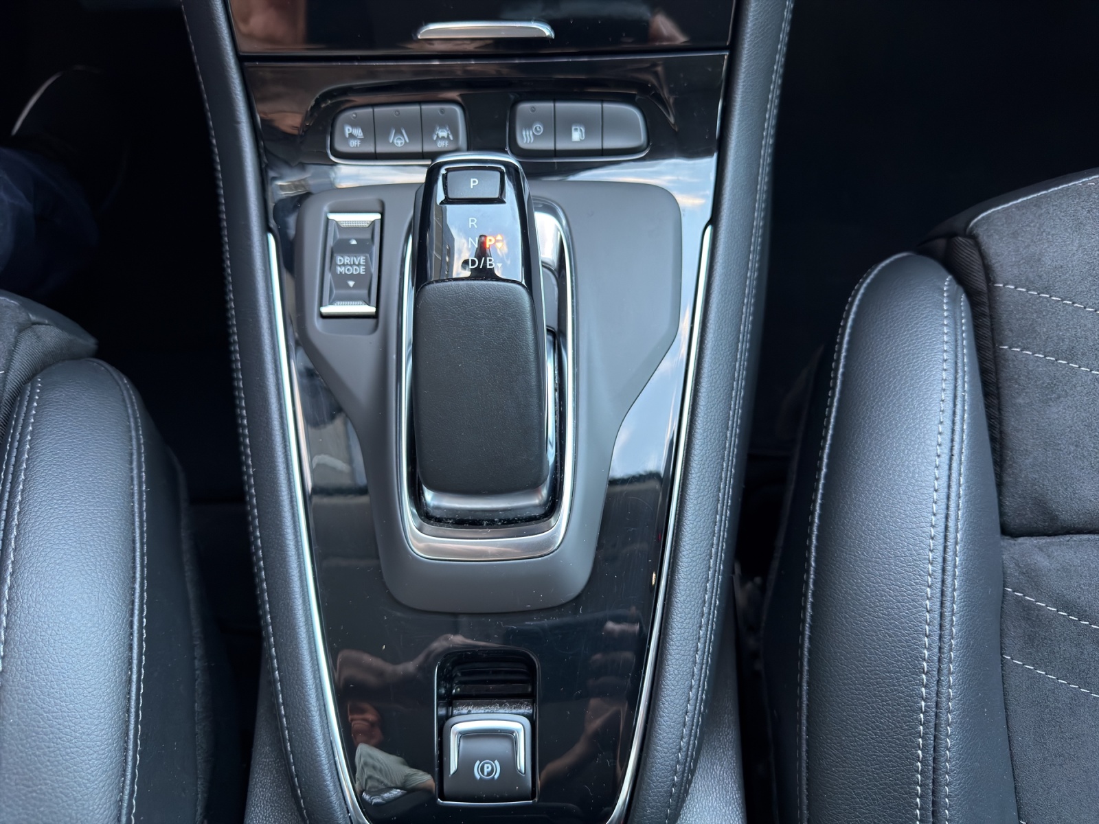 OPEL Grandland X 1.6 Hybrid Ultimate Automatik-image-26