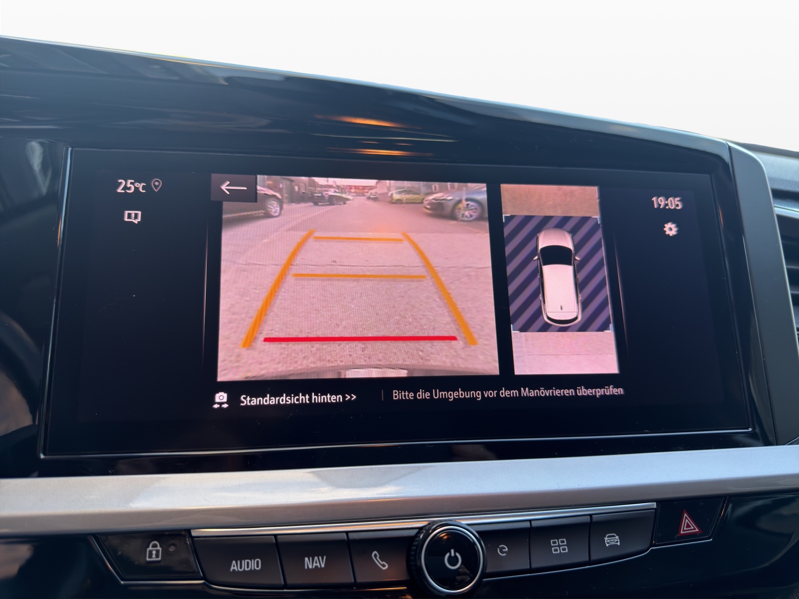OPEL Grandland X 1.6 Hybrid Ultimate Automatik-image-13