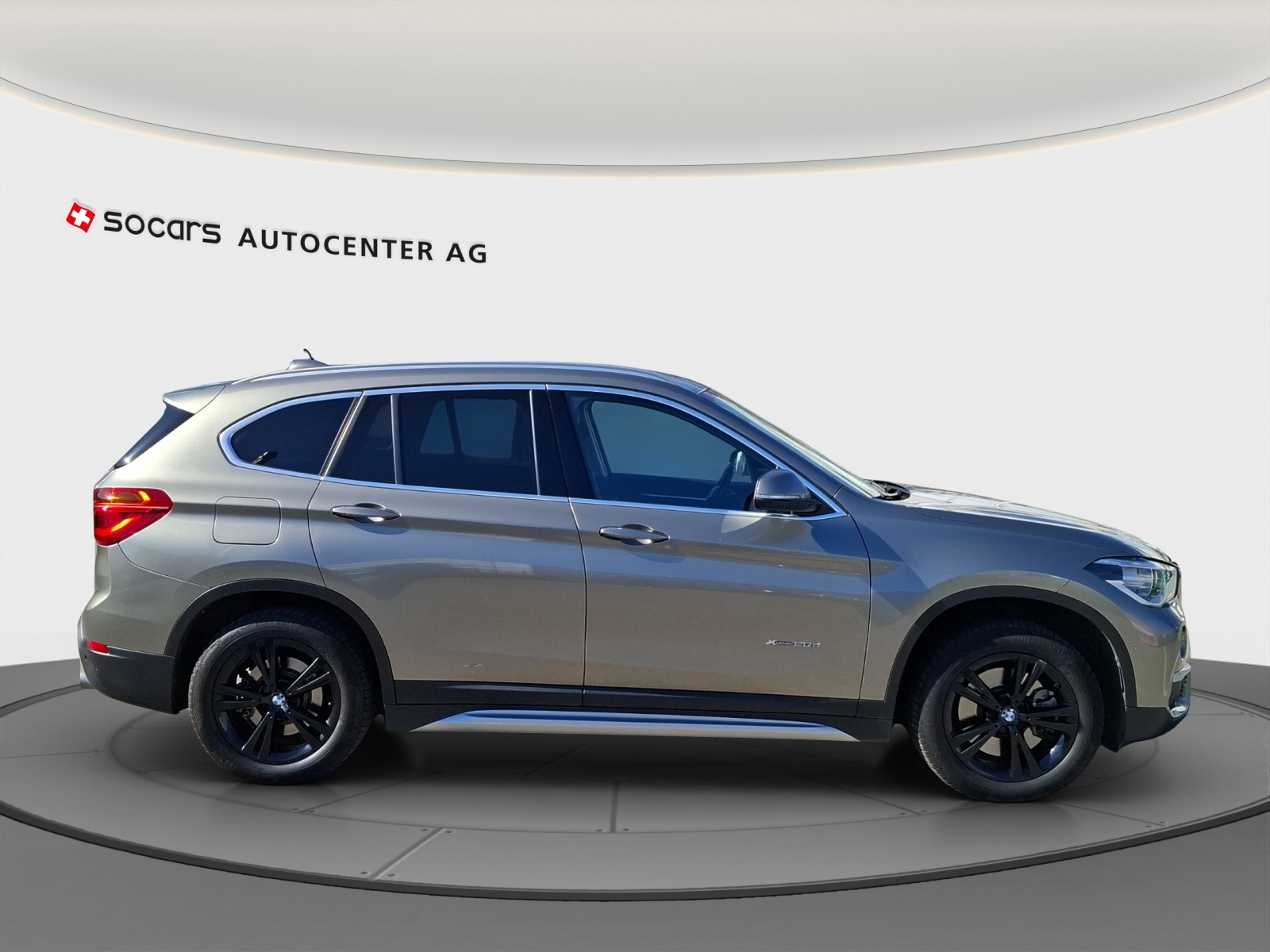 BMW X1 xDrive 20d xLine Steptronic // 8-fach Aluminiumbereift-image-6