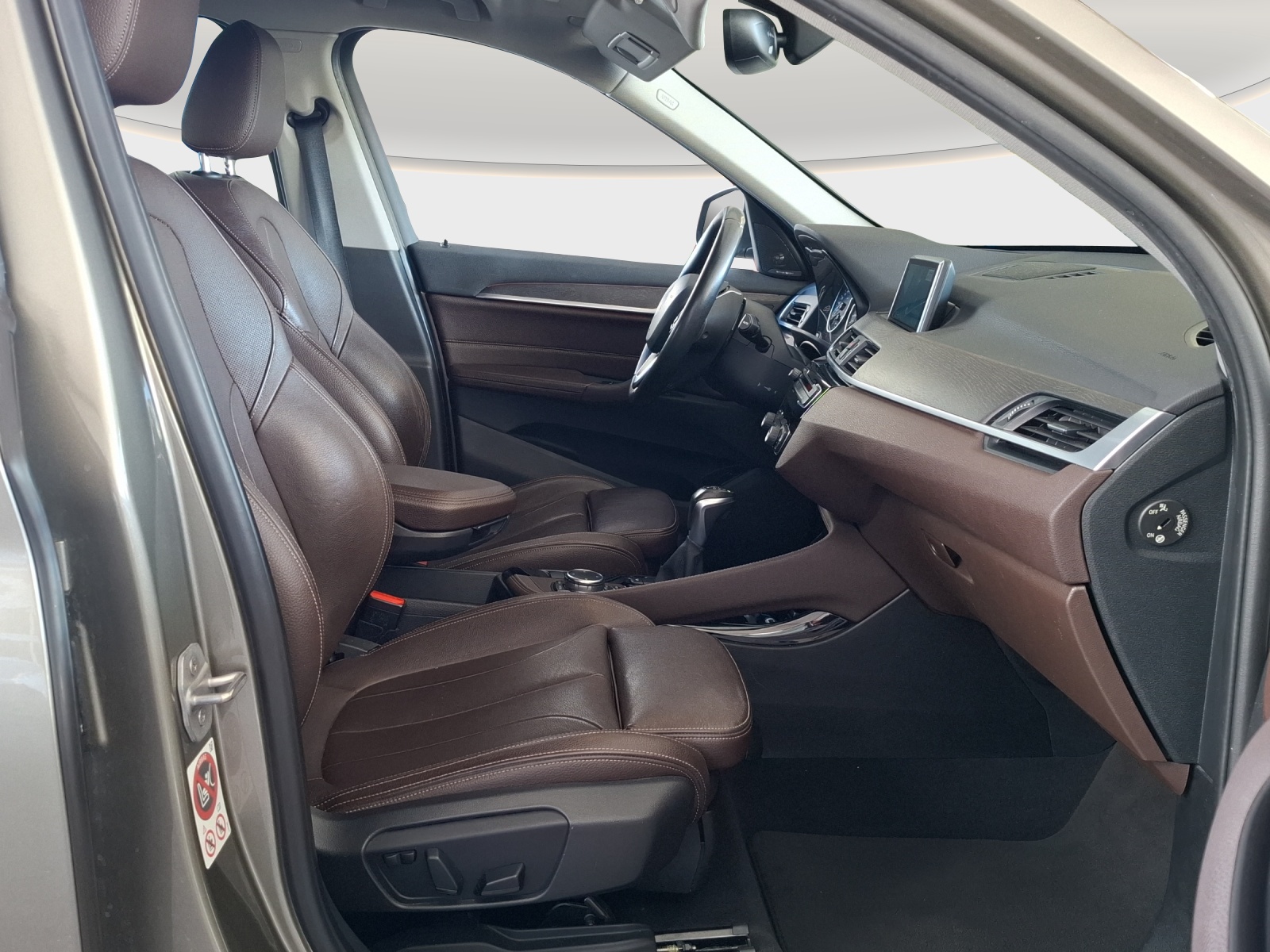 BMW X1 xDrive 20d xLine Steptronic // 8-fach Aluminiumbereift-image-9