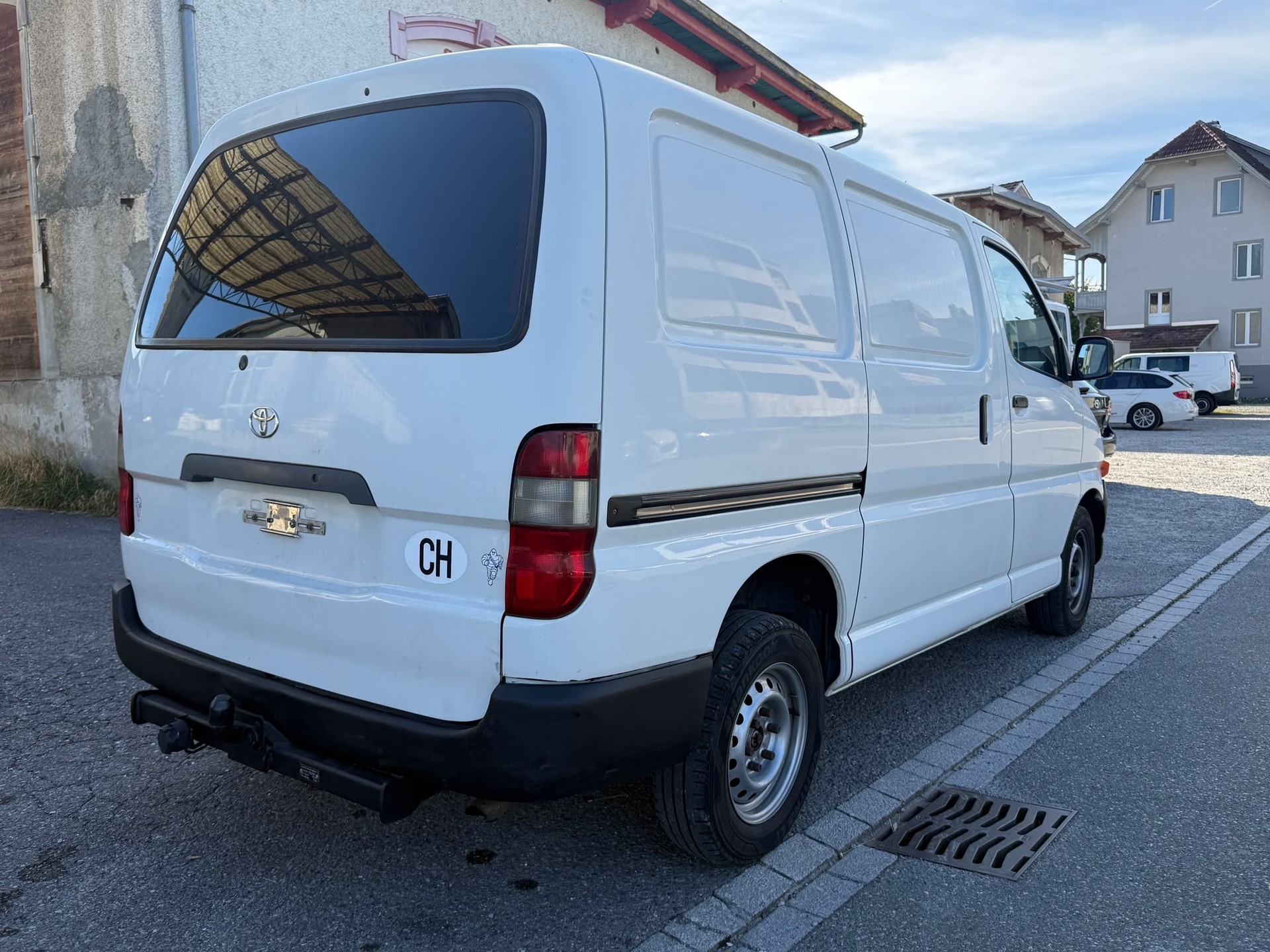 TOYOTA Hiace D-4D A/T Van-image-2