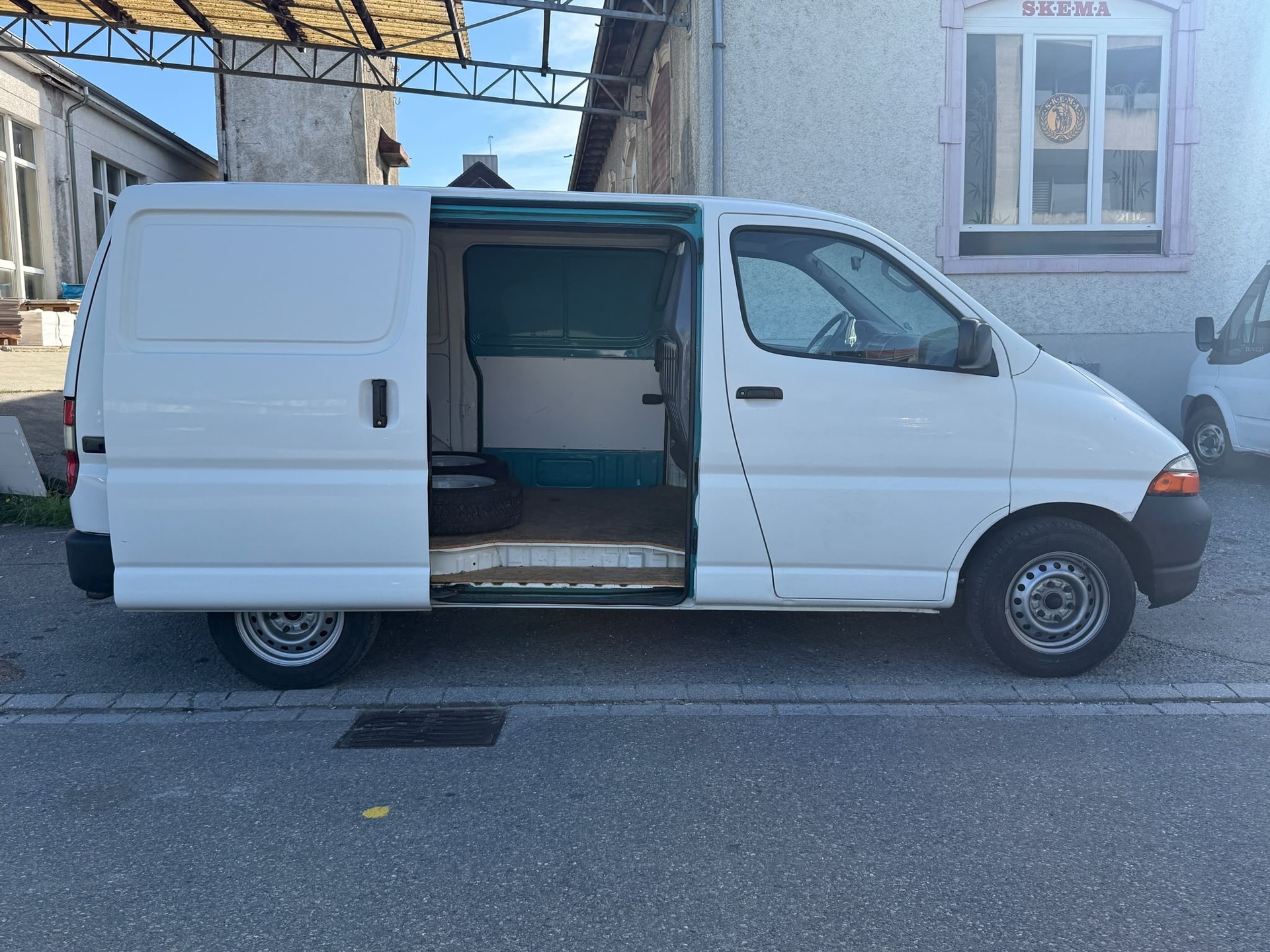 TOYOTA Hiace D-4D A/T Van-image-1