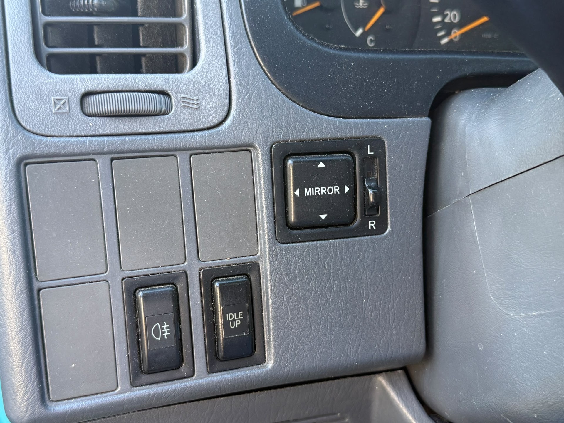 TOYOTA Hiace D-4D A/T Van-image-9