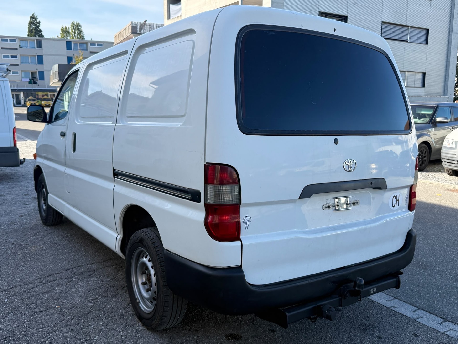 TOYOTA Hiace D-4D A/T Van-image-3