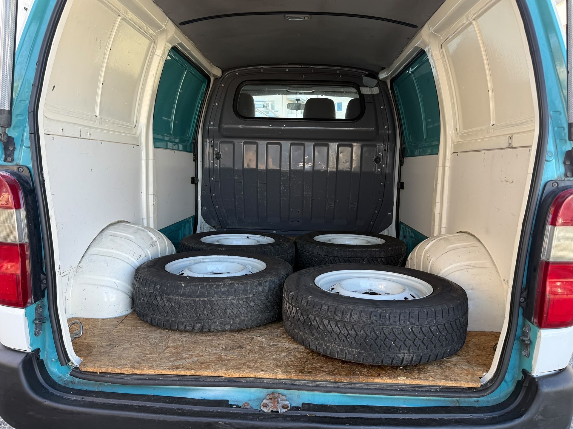 TOYOTA Hiace D-4D A/T Van-image-12