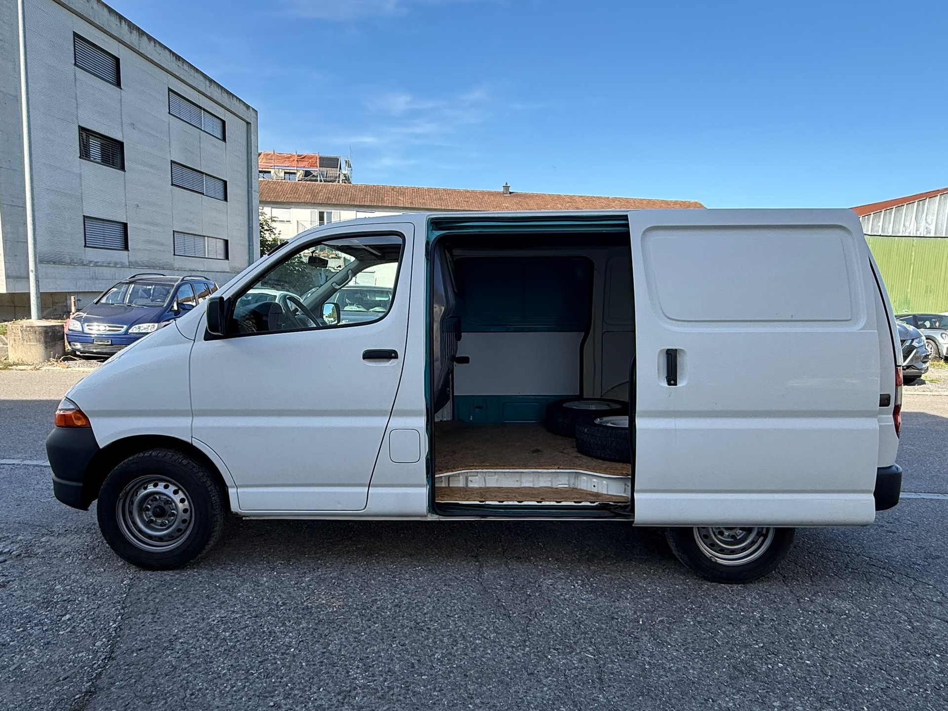 TOYOTA Hiace D-4D A/T Van-image-4