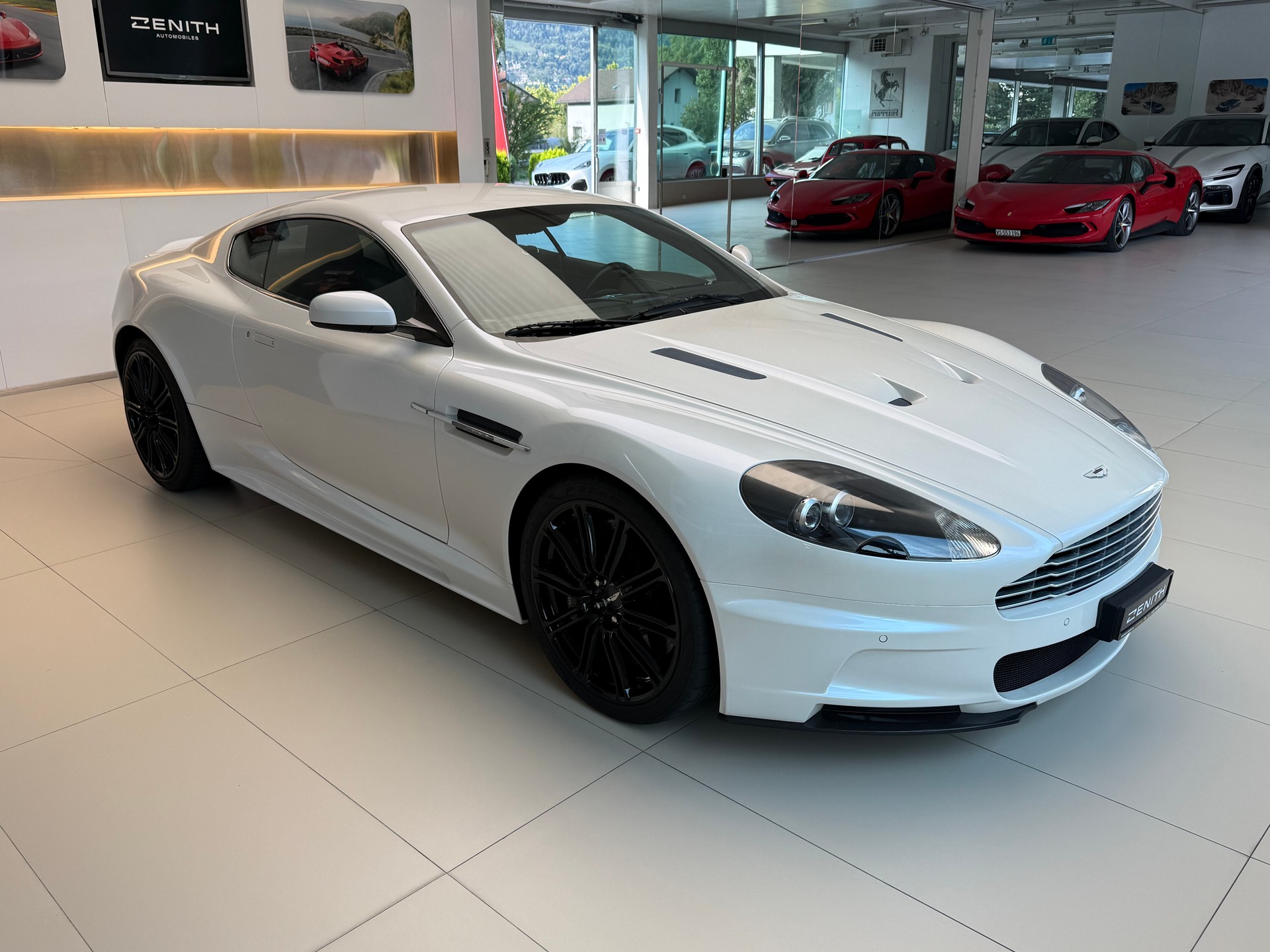 ASTON MARTIN DBS Coupé-image-2