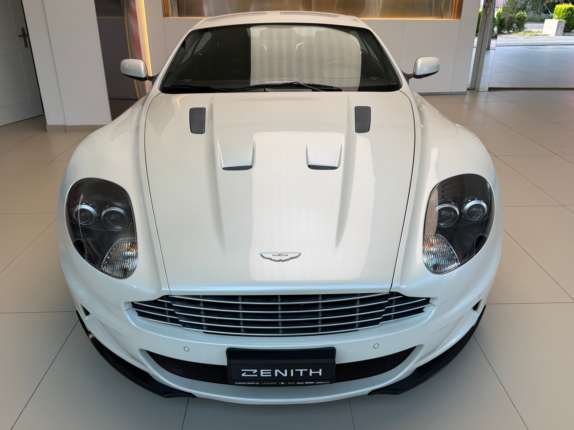 ASTON MARTIN DBS Coupé-image-1