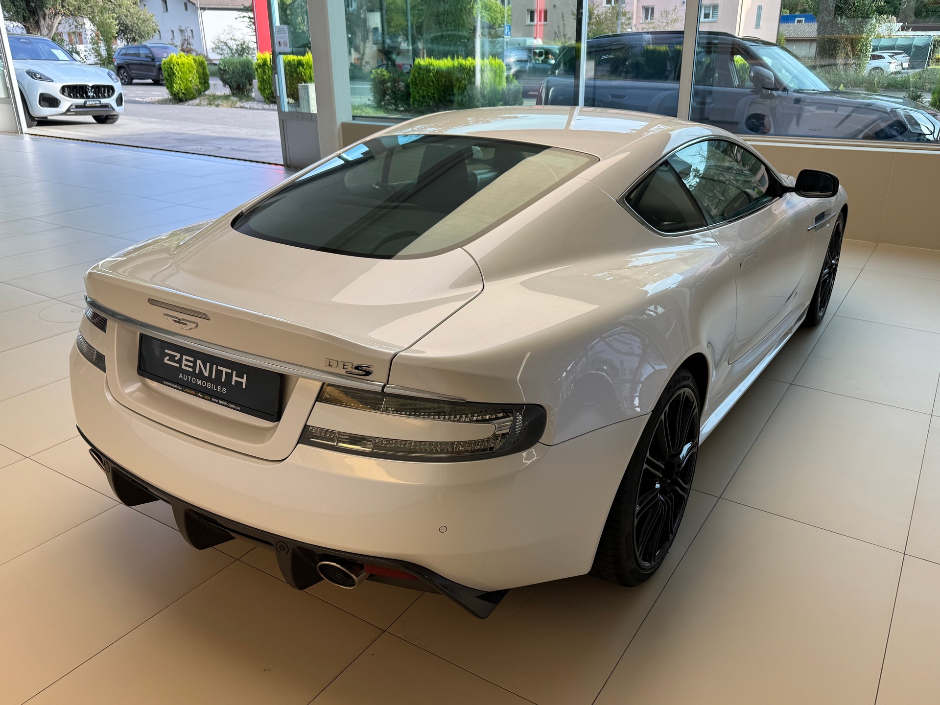 ASTON MARTIN DBS Coupé-image-4