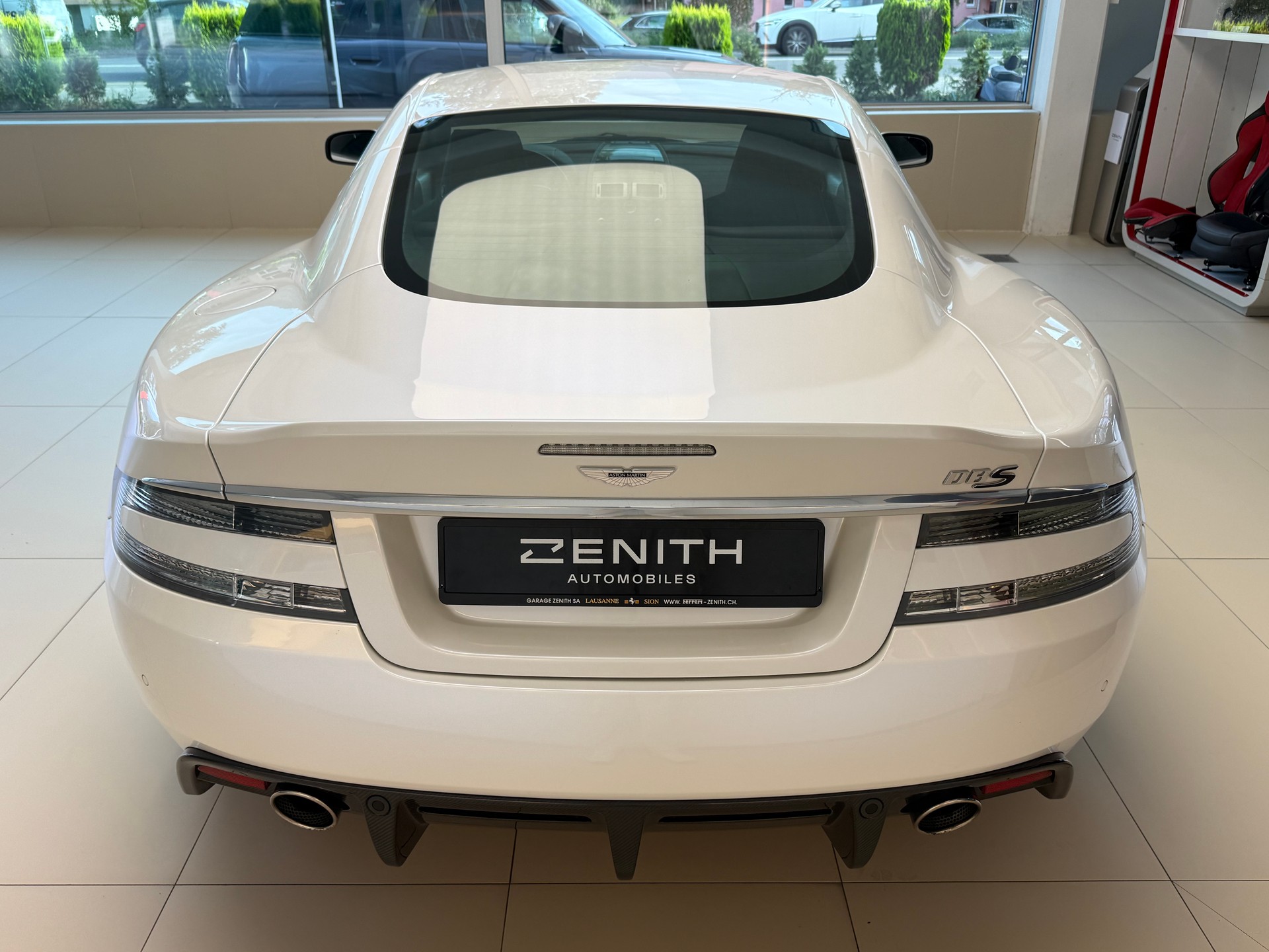 ASTON MARTIN DBS Coupé-image-5