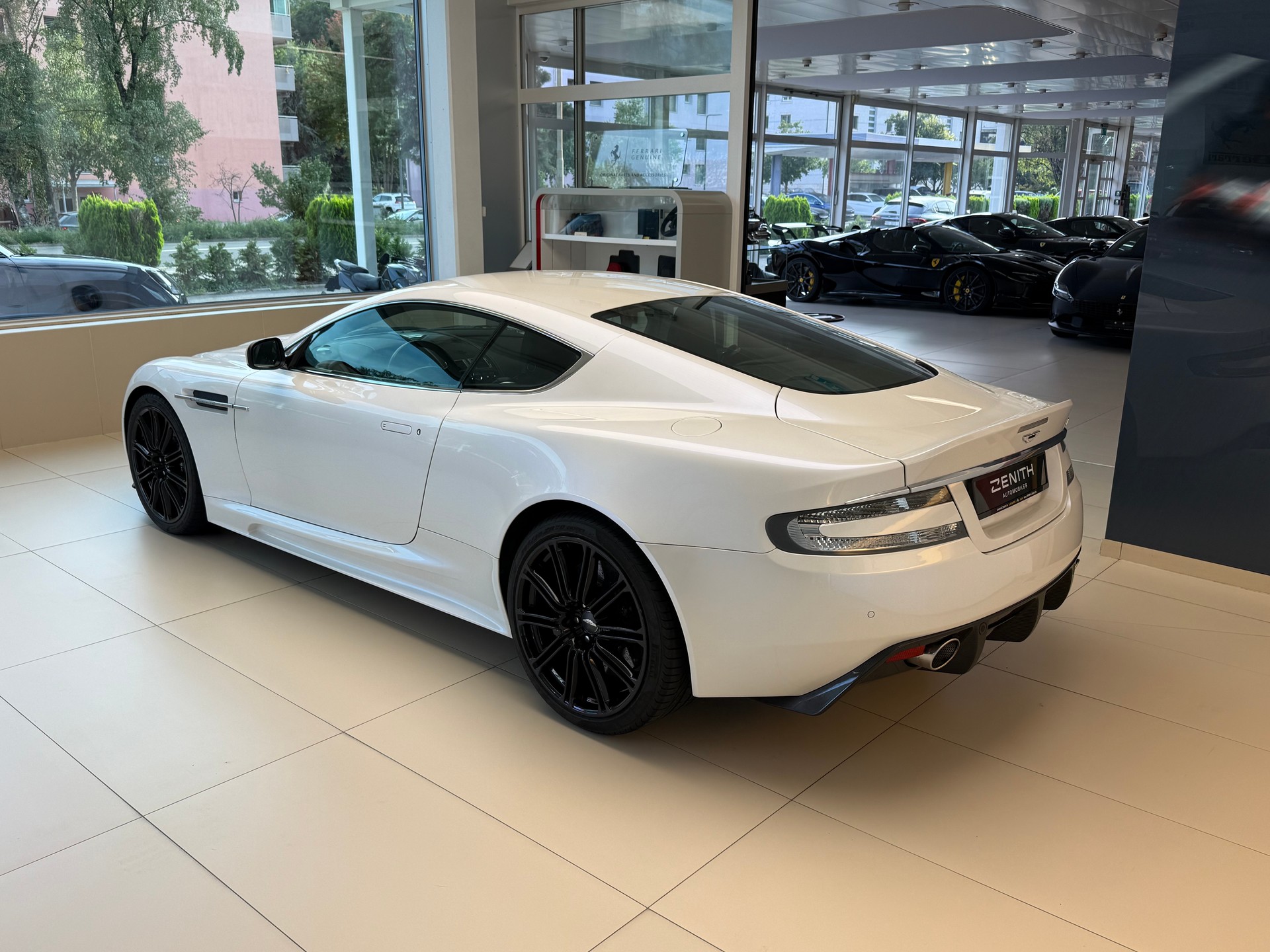 ASTON MARTIN DBS Coupé-image-6