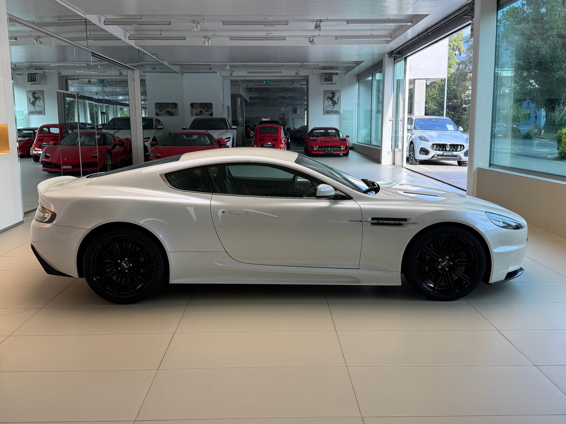 ASTON MARTIN DBS Coupé-image-3