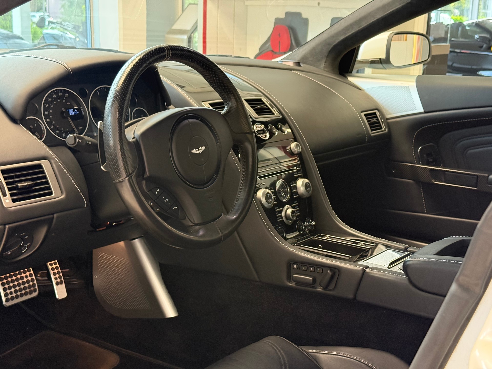 ASTON MARTIN DBS Coupé-image-8