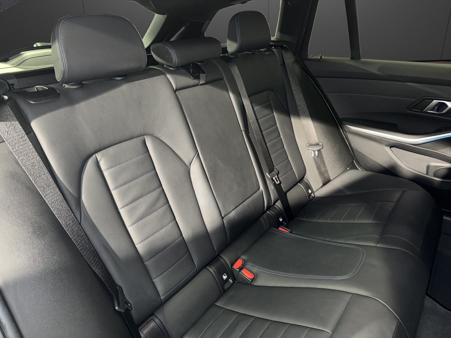BMW 320d xDrive Touring M Sport-image-16