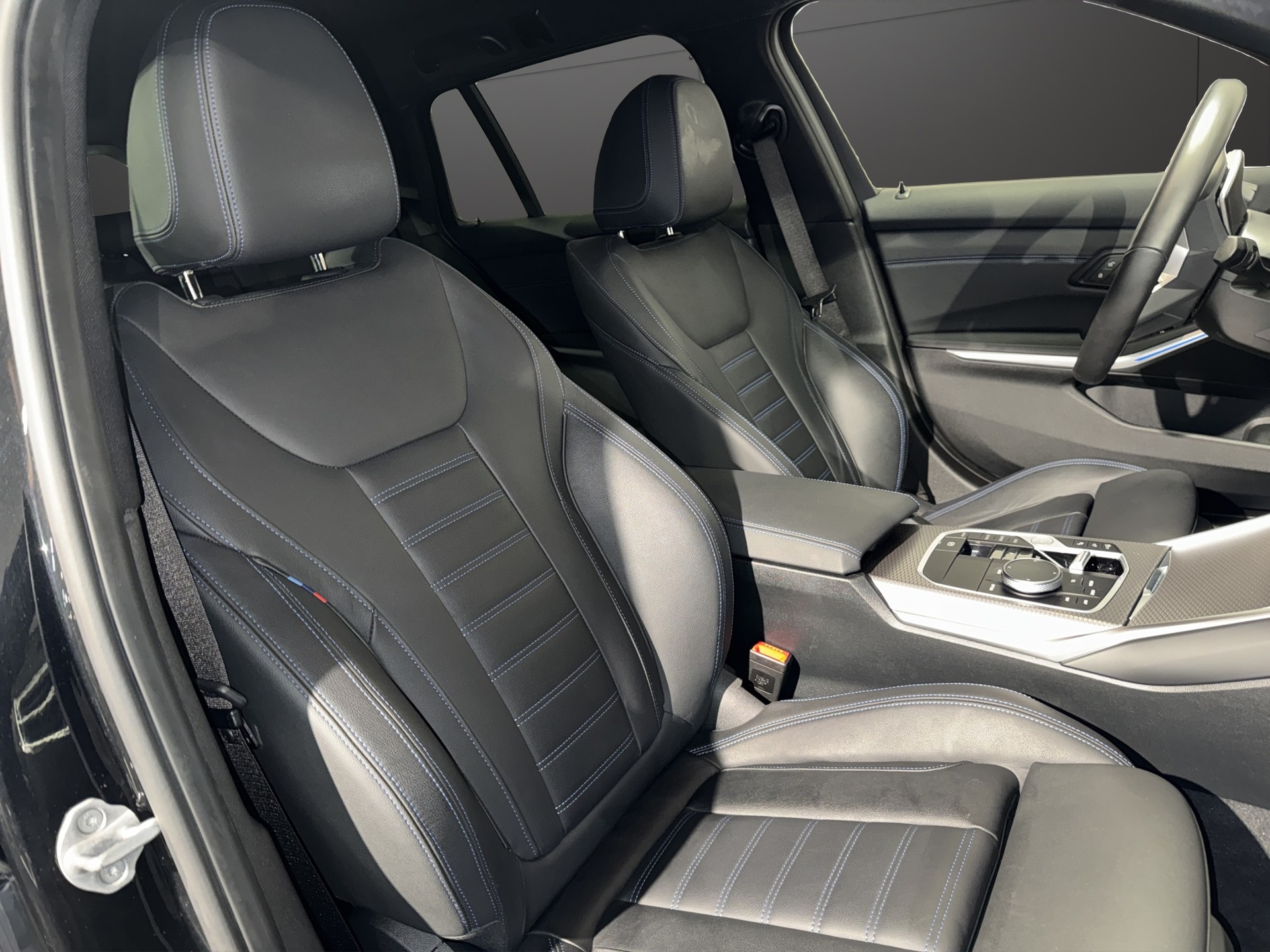 BMW 320d xDrive Touring M Sport-image-17