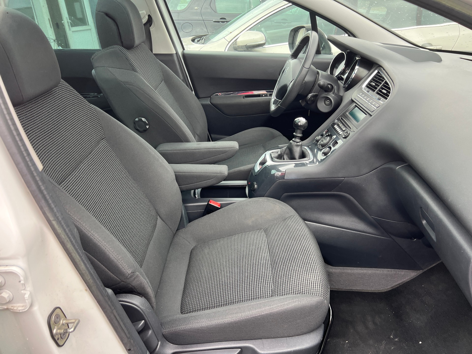 PEUGEOT 5008 1.6 16V T Allure-image-10