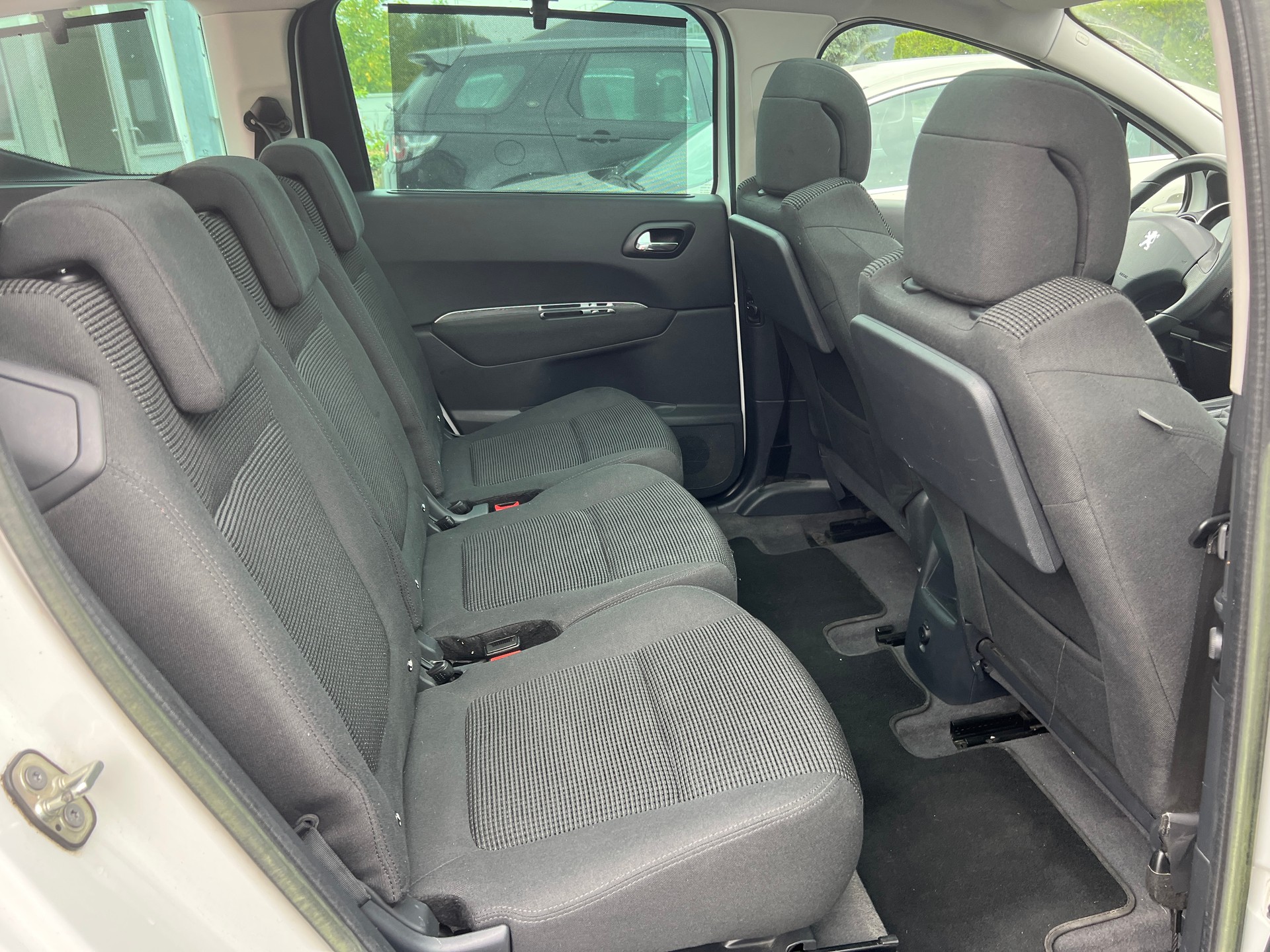 PEUGEOT 5008 1.6 16V T Allure-image-11