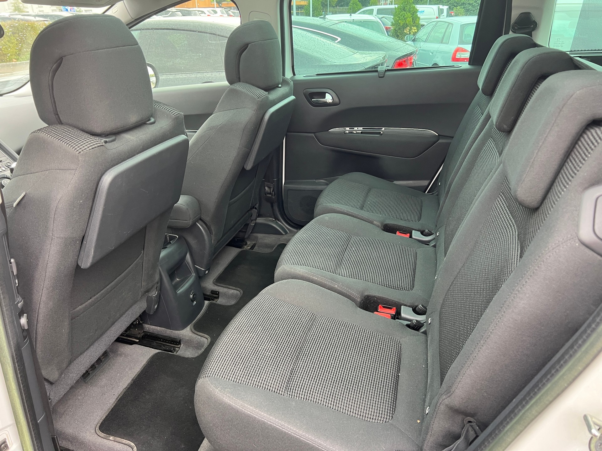 PEUGEOT 5008 1.6 16V T Allure-image-9