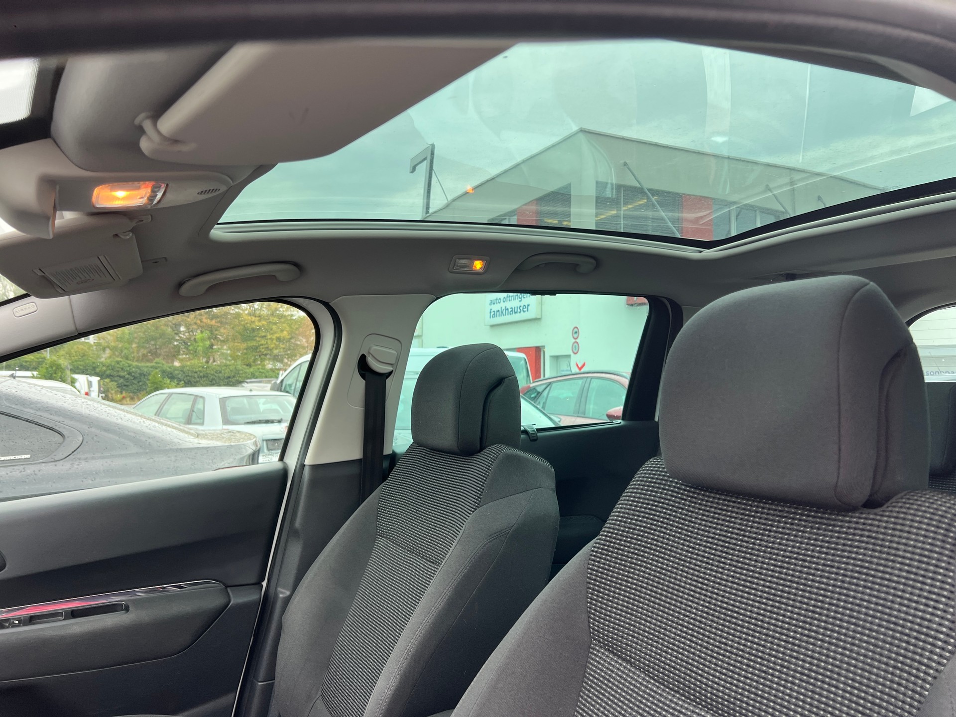PEUGEOT 5008 1.6 16V T Allure-image-8