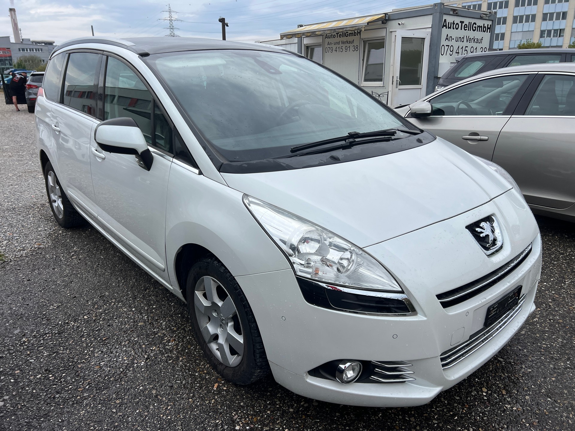 PEUGEOT 5008 1.6 16V T Allure-image-2