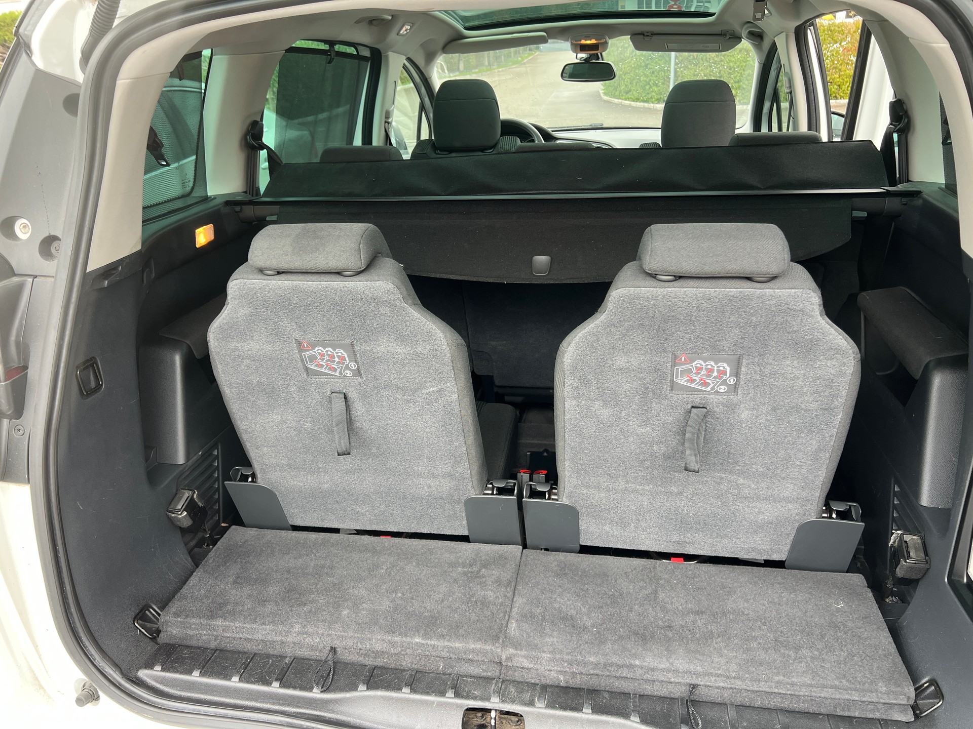 PEUGEOT 5008 1.6 16V T Allure-image-12