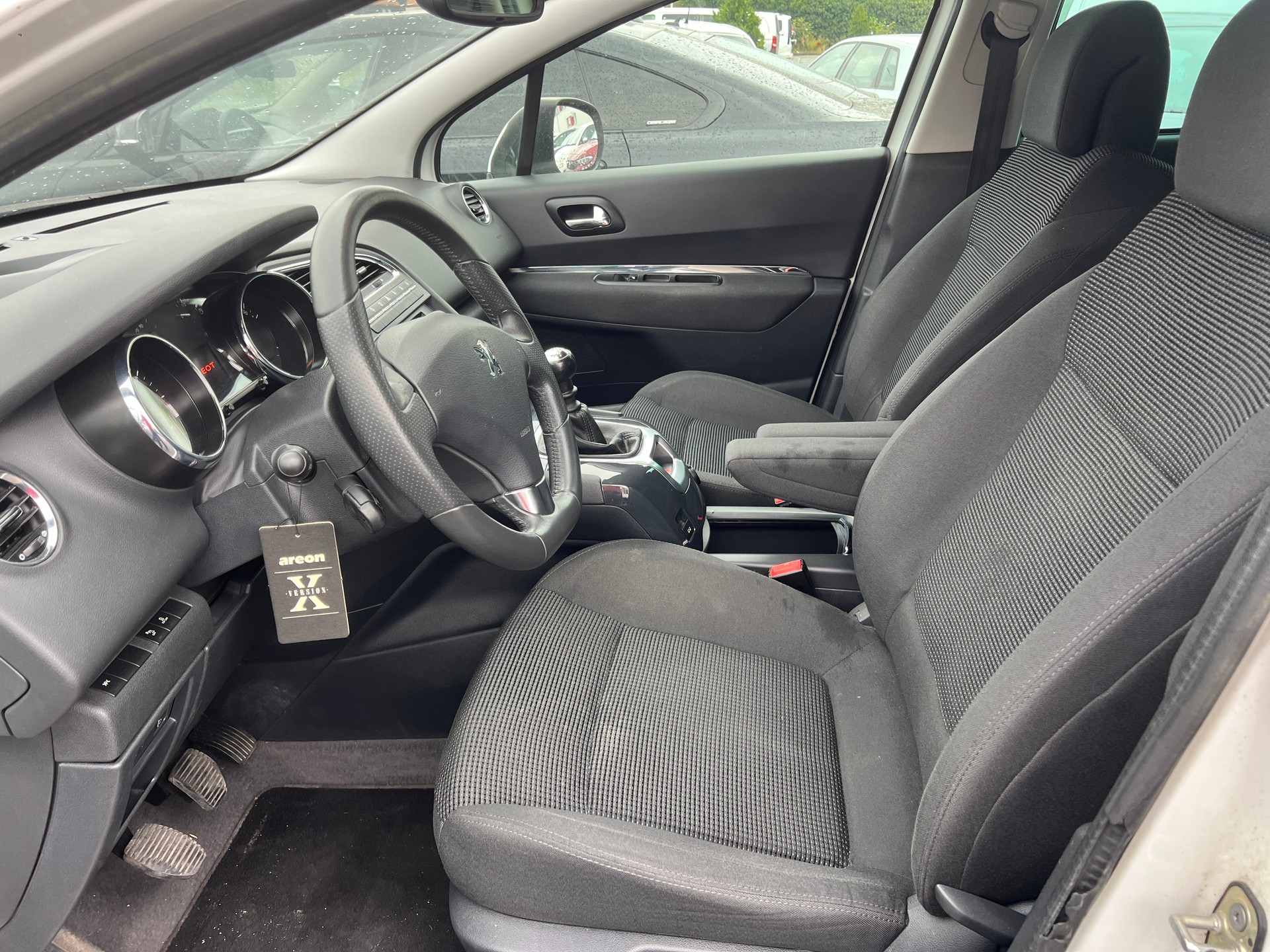 PEUGEOT 5008 1.6 16V T Allure-image-7