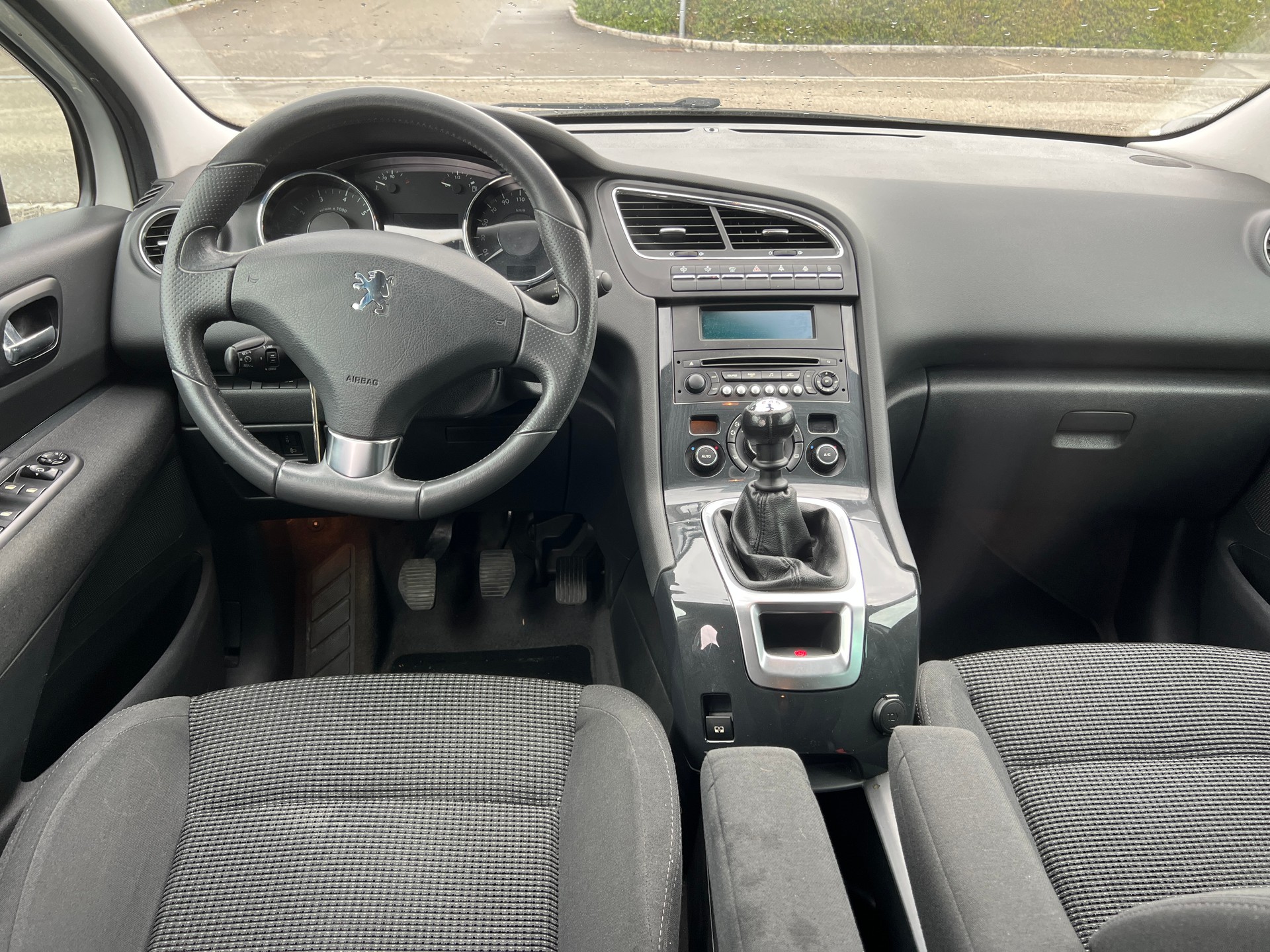 PEUGEOT 5008 1.6 16V T Allure-image-6