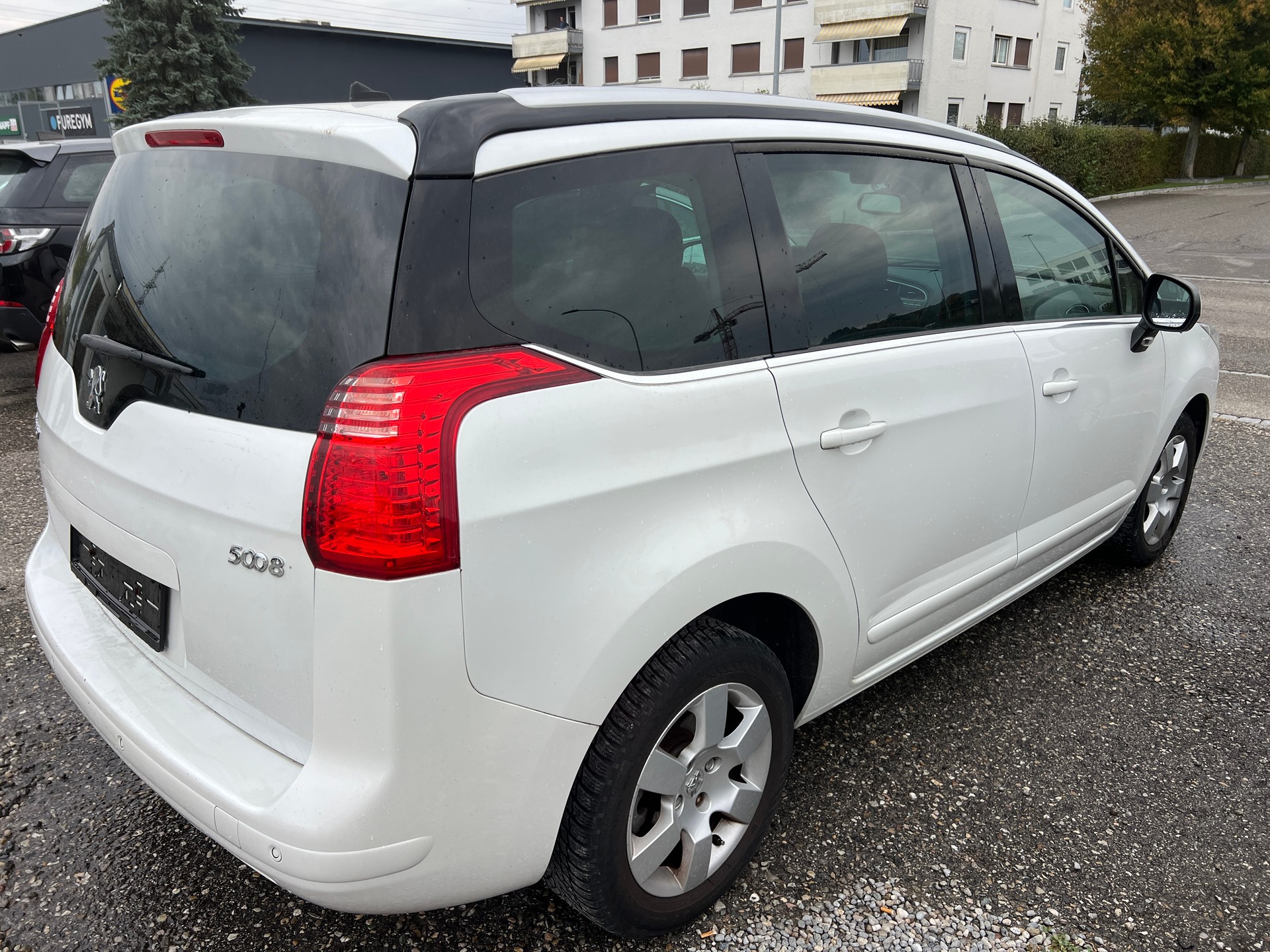 PEUGEOT 5008 1.6 16V T Allure-image-5
