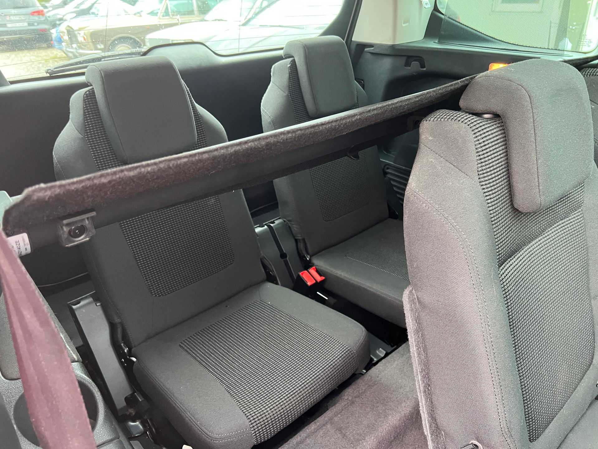 PEUGEOT 5008 1.6 16V T Allure-image-13