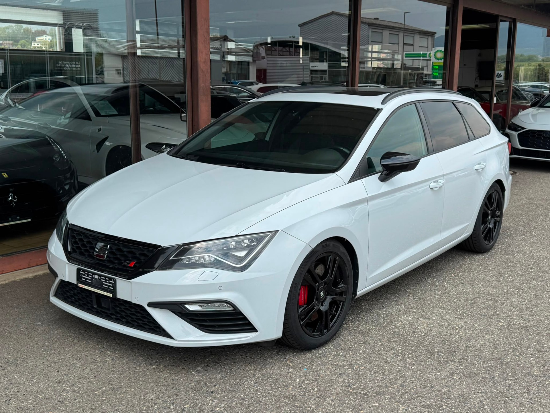 SEAT Leon ST 2.0 TSI Cupra 300 4 Drive DSG-image-1