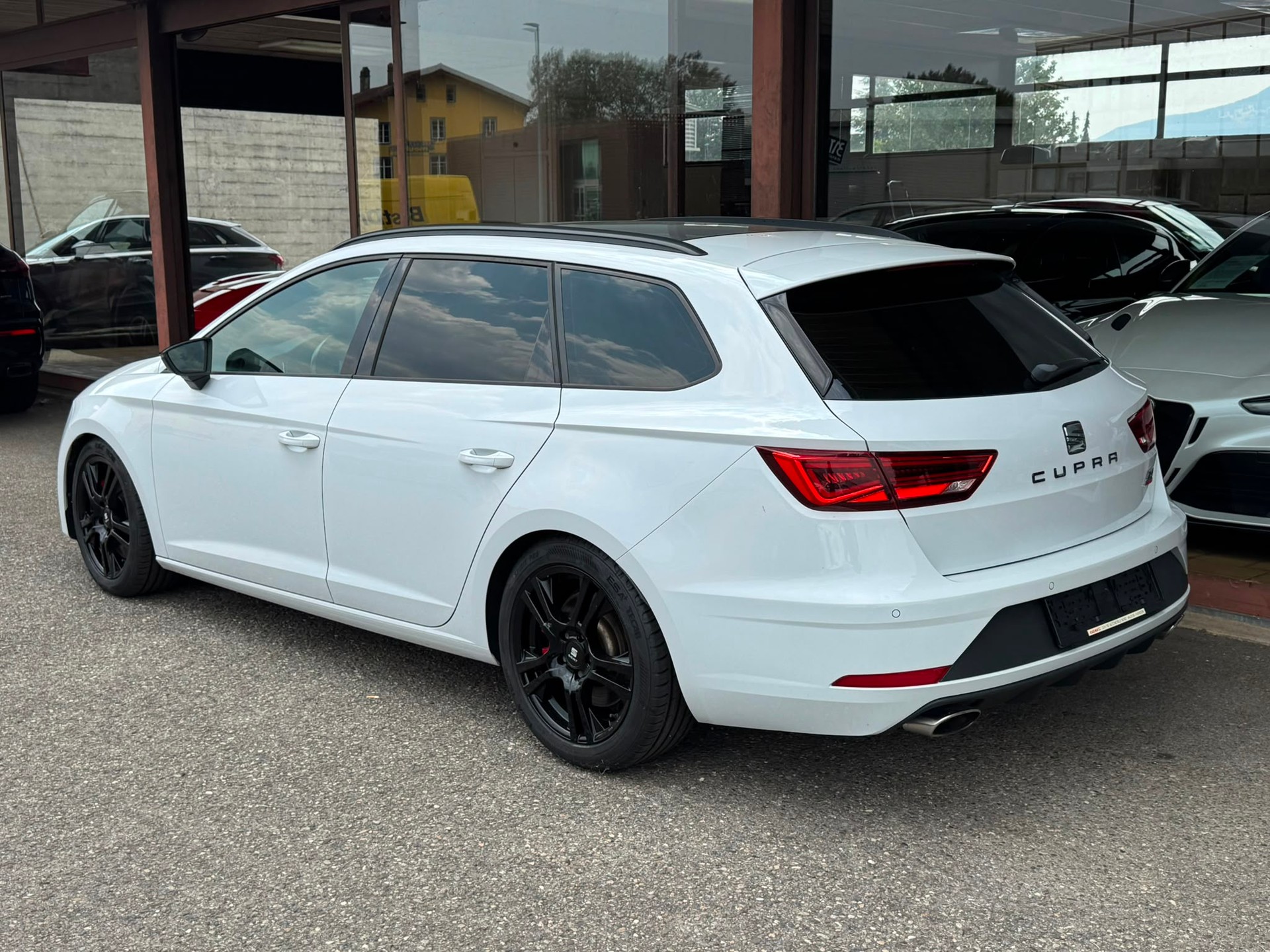 SEAT Leon ST 2.0 TSI Cupra 300 4 Drive DSG-image-3