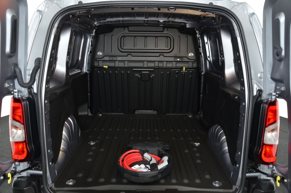 FIAT E-Doblo L1 50kWh 800kg Swiss+-image-24