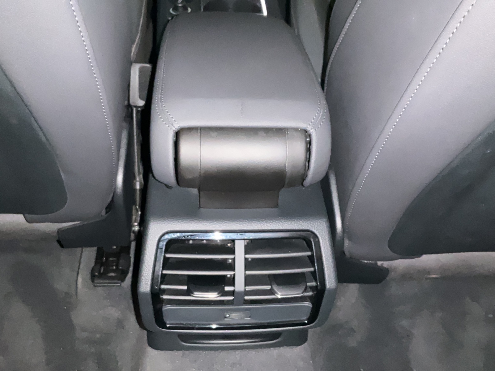 AUDI Q3 35 TDI Attraction quattro S-tronic-image-9