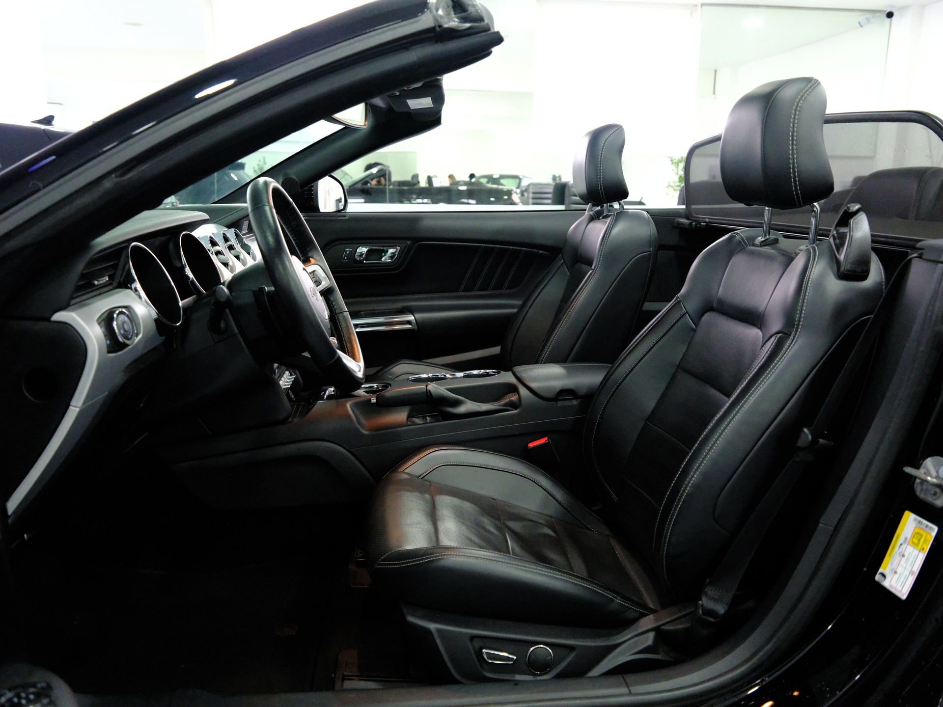 FORD Mustang Convertible 2.3 Automat-image-13