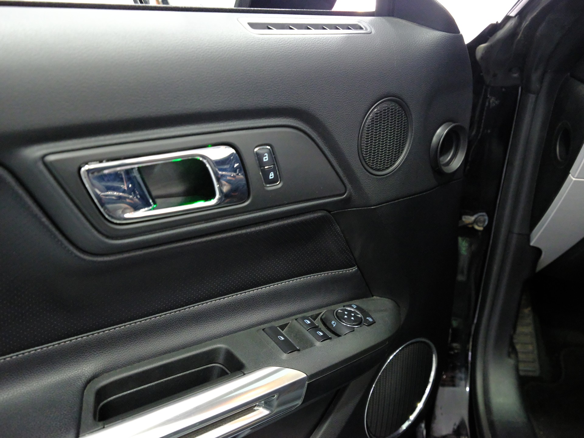 FORD Mustang Convertible 2.3 Automat-image-15