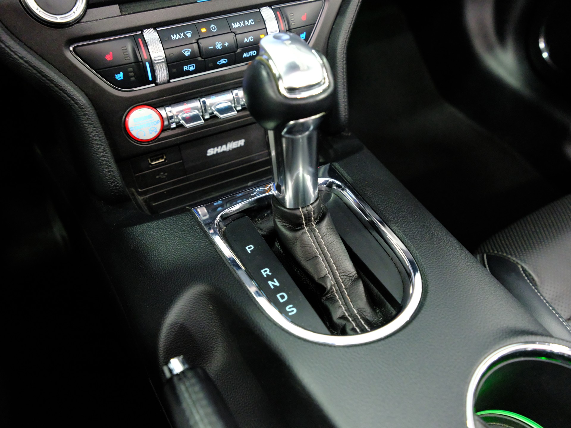 FORD Mustang Convertible 2.3 Automat-image-19