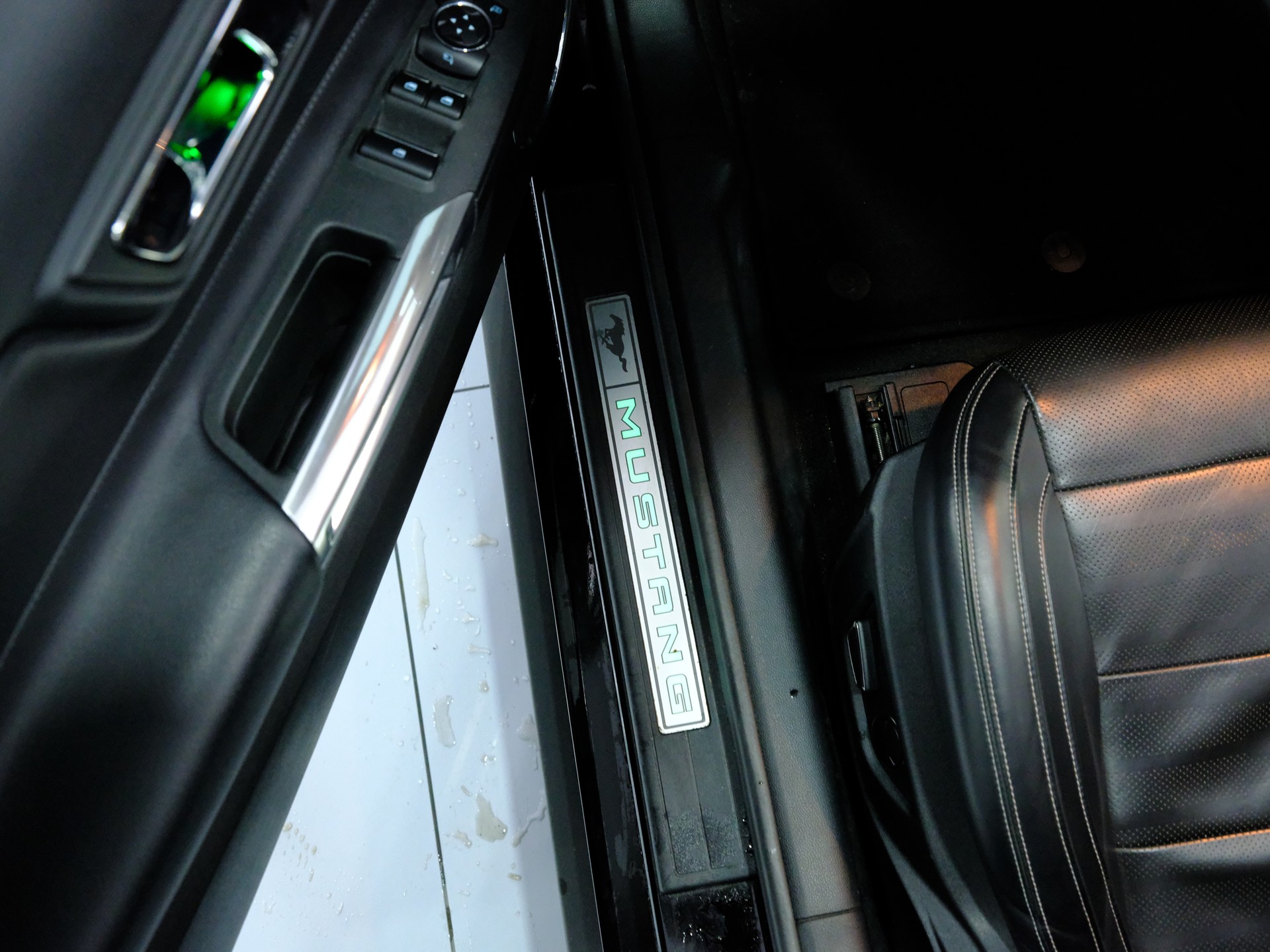 FORD Mustang Convertible 2.3 Automat-image-14