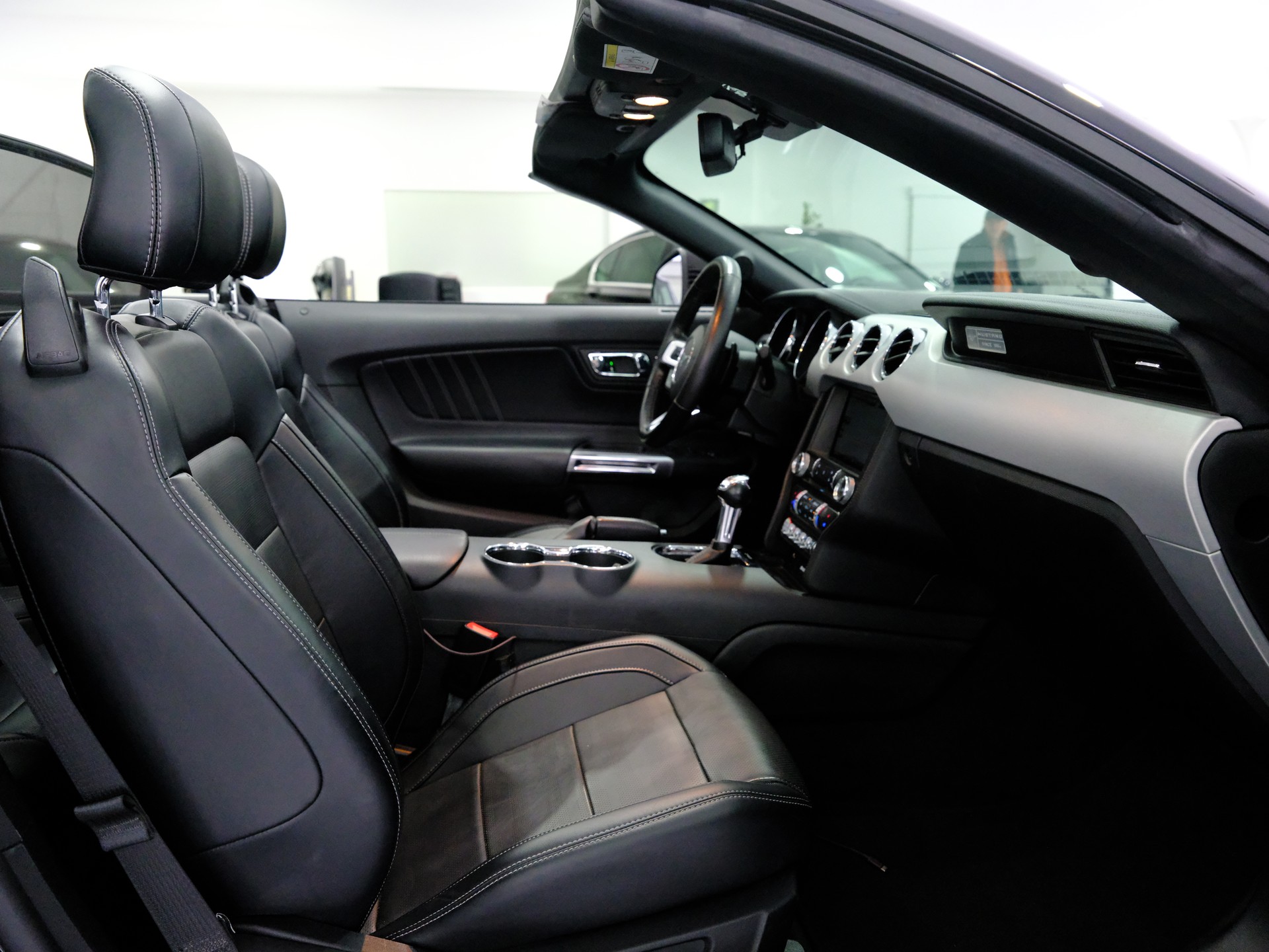 FORD Mustang Convertible 2.3 Automat-image-24
