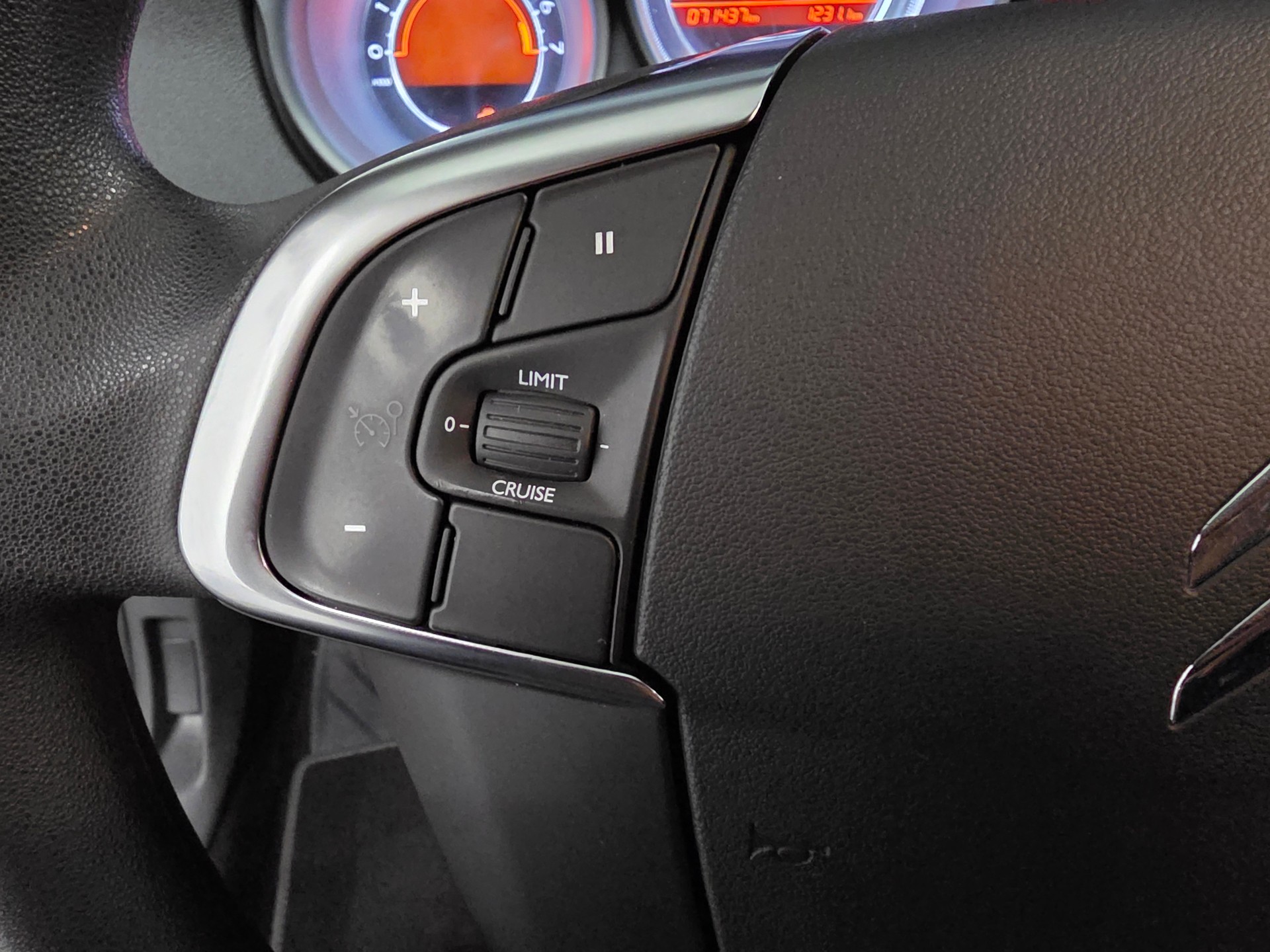 CITROEN C4 1.2 Pure Tech Live Edition-image-7