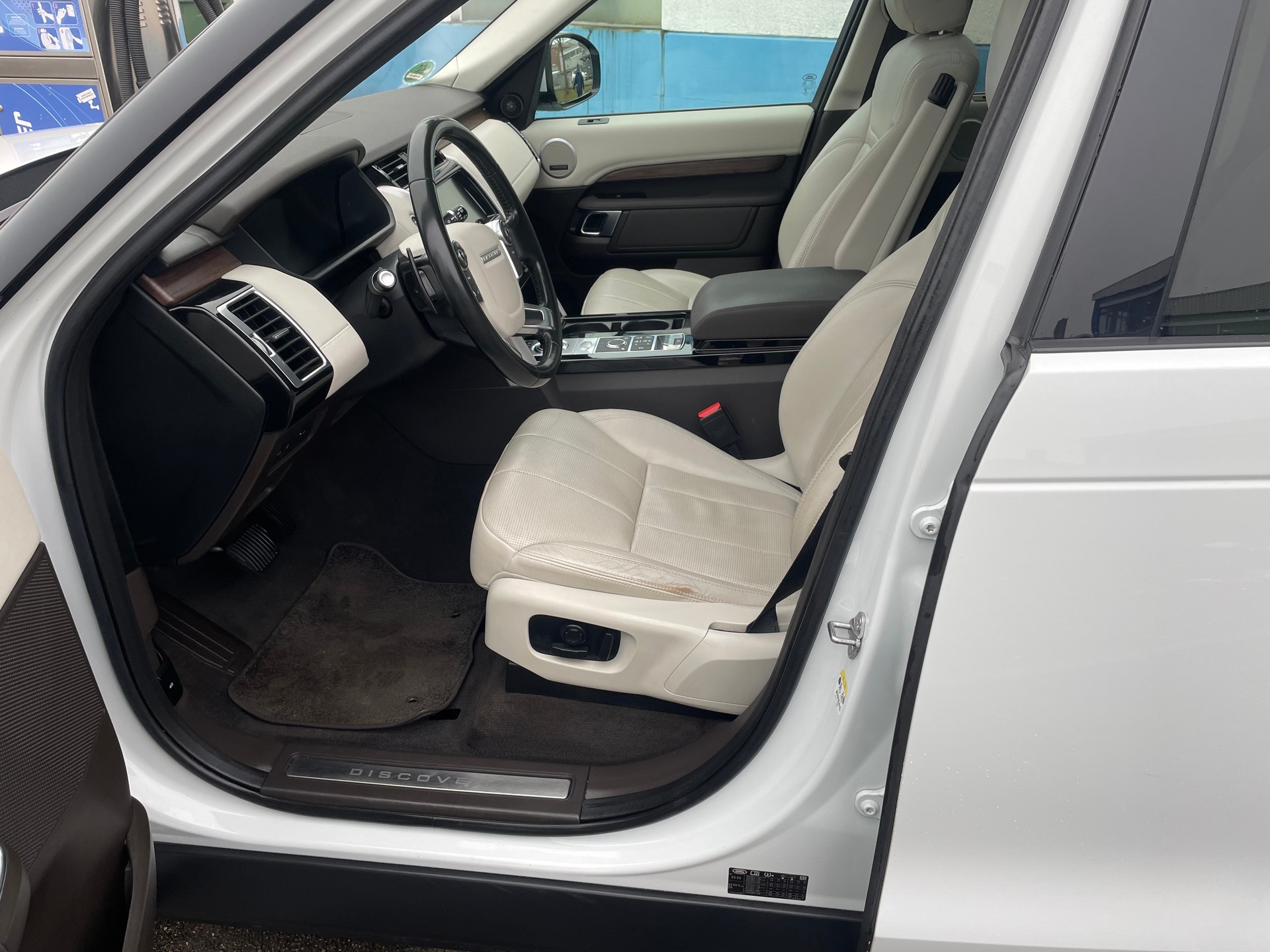 LAND ROVER Discovery 3.0 Si6 HSE Luxury Automatic-image-5