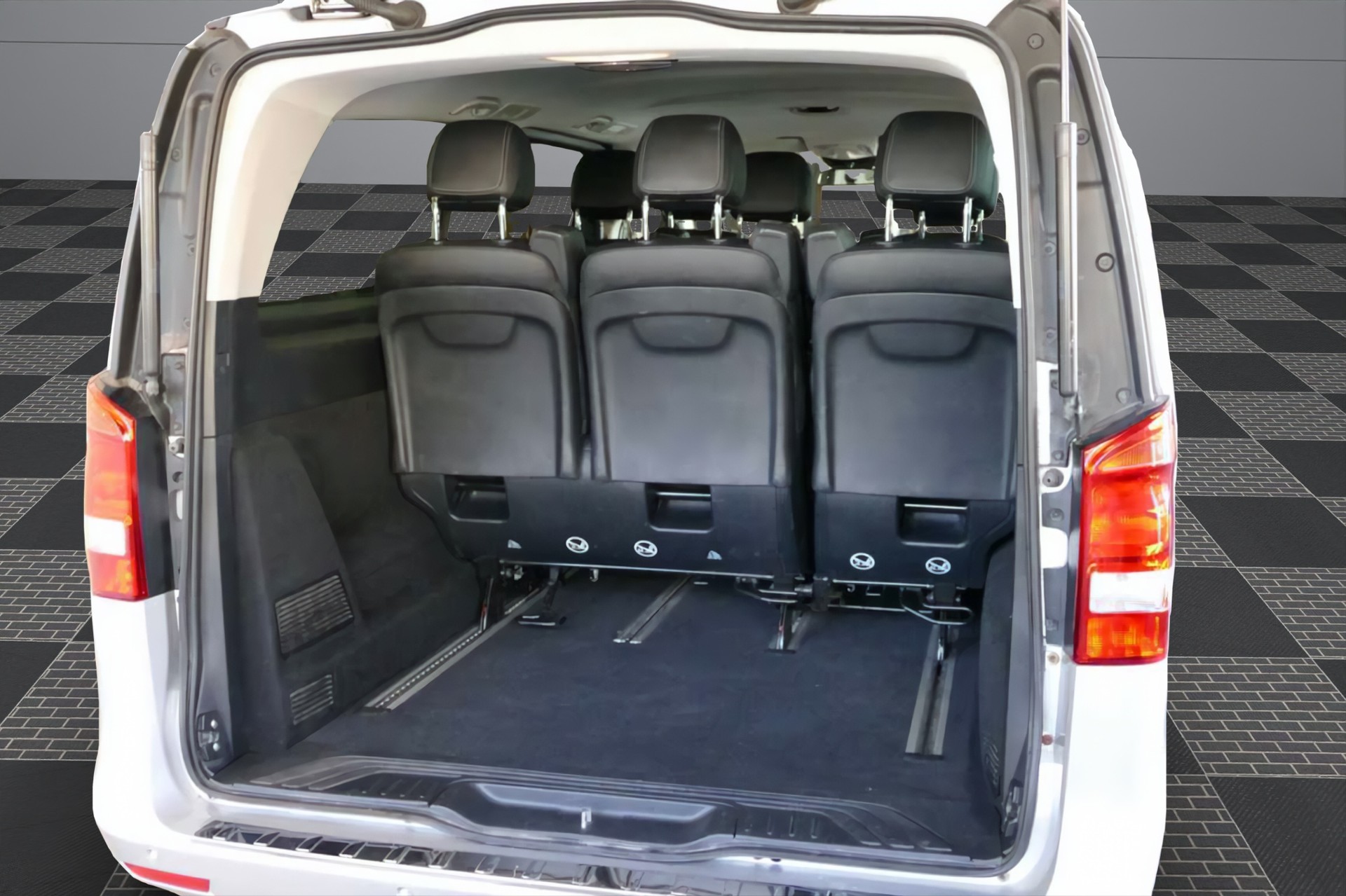 MERCEDES-BENZ V 220 d lang 4Matic 7G-Tronic-image-15