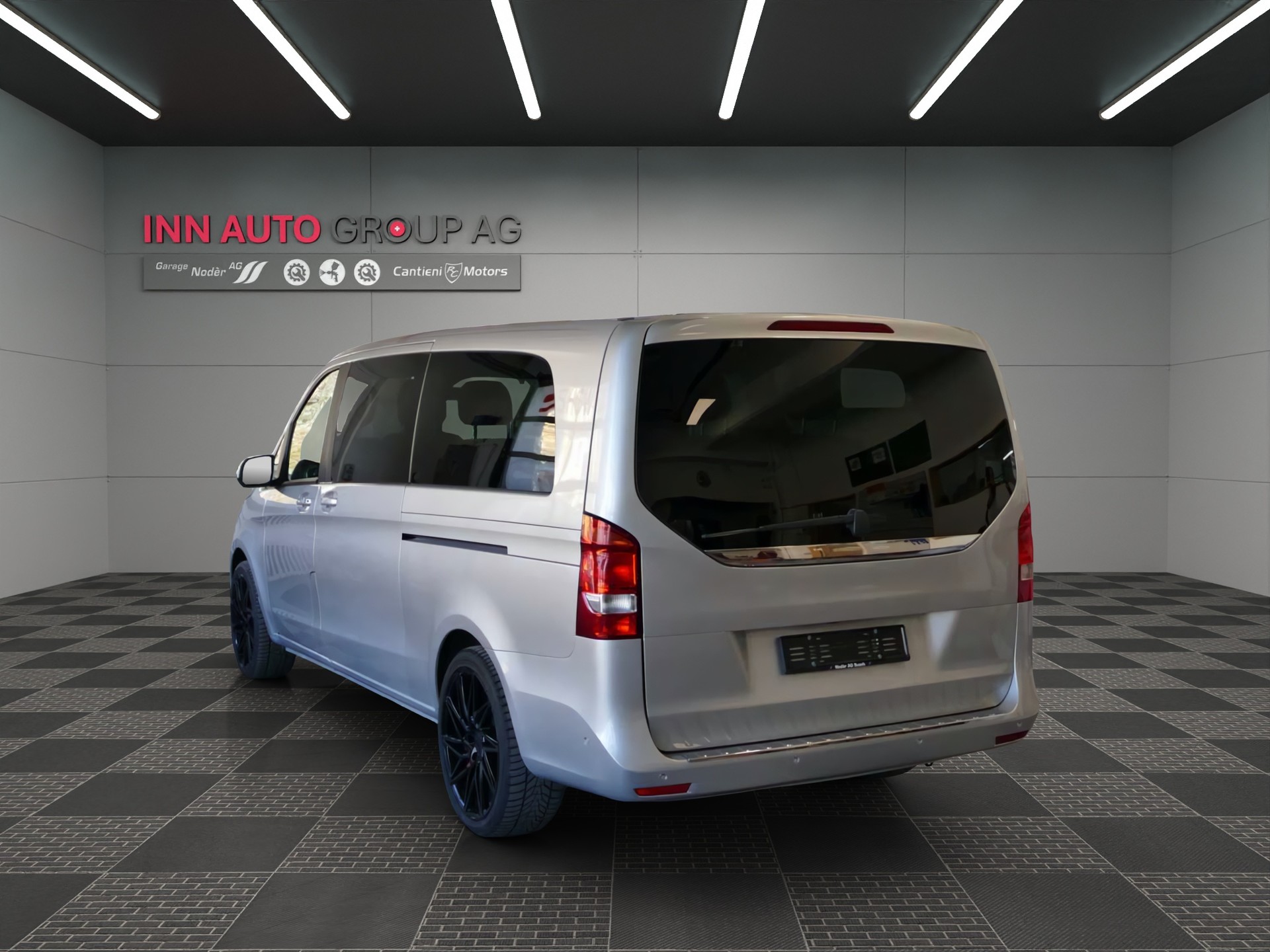 MERCEDES-BENZ V 220 d lang 4Matic 7G-Tronic-image-2