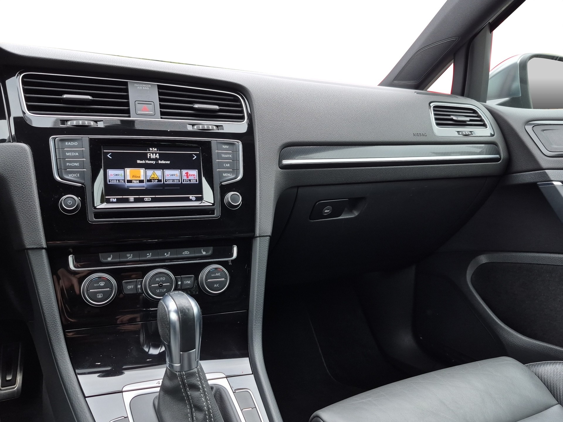 VW Golf 2.0 TSI R 4Motion DSG-image-10