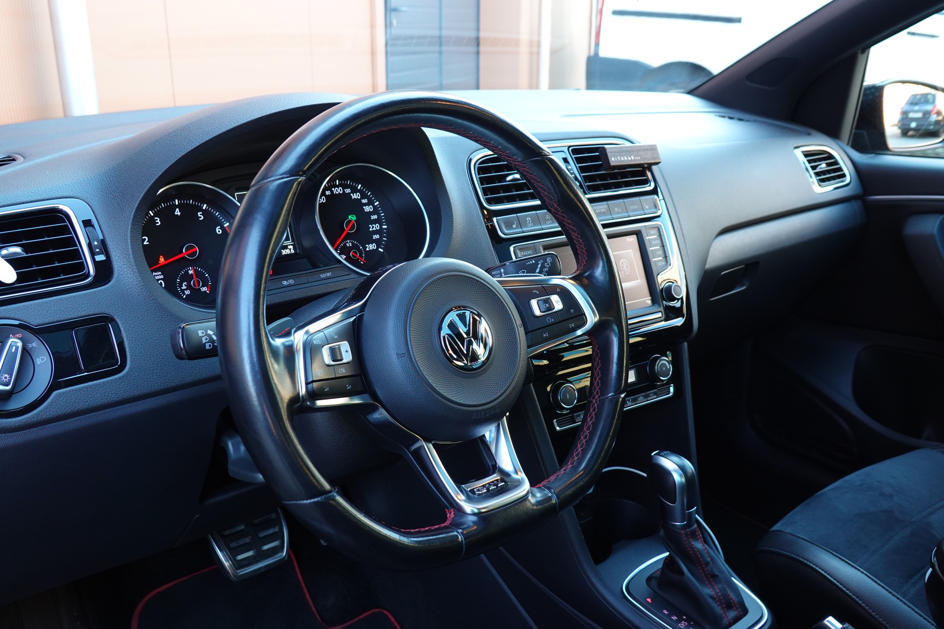 VW Polo 1.8 TSI GTI DSG - « CH Auto * Tout Ouvrant * Caméra * Tempomat * Drive Select »-image-8