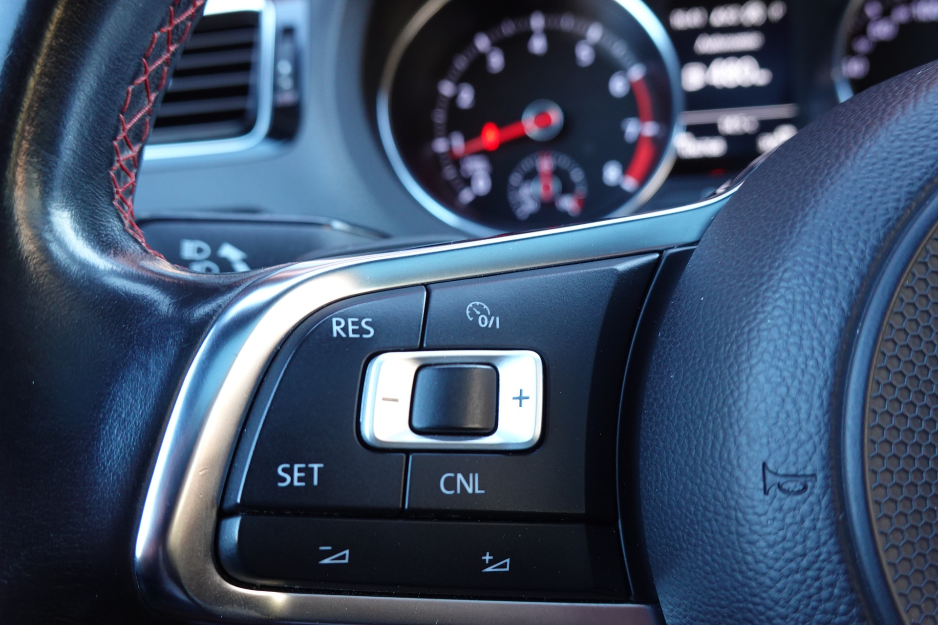 VW Polo 1.8 TSI GTI DSG - « CH Auto * Tout Ouvrant * Caméra * Tempomat * Drive Select »-image-9