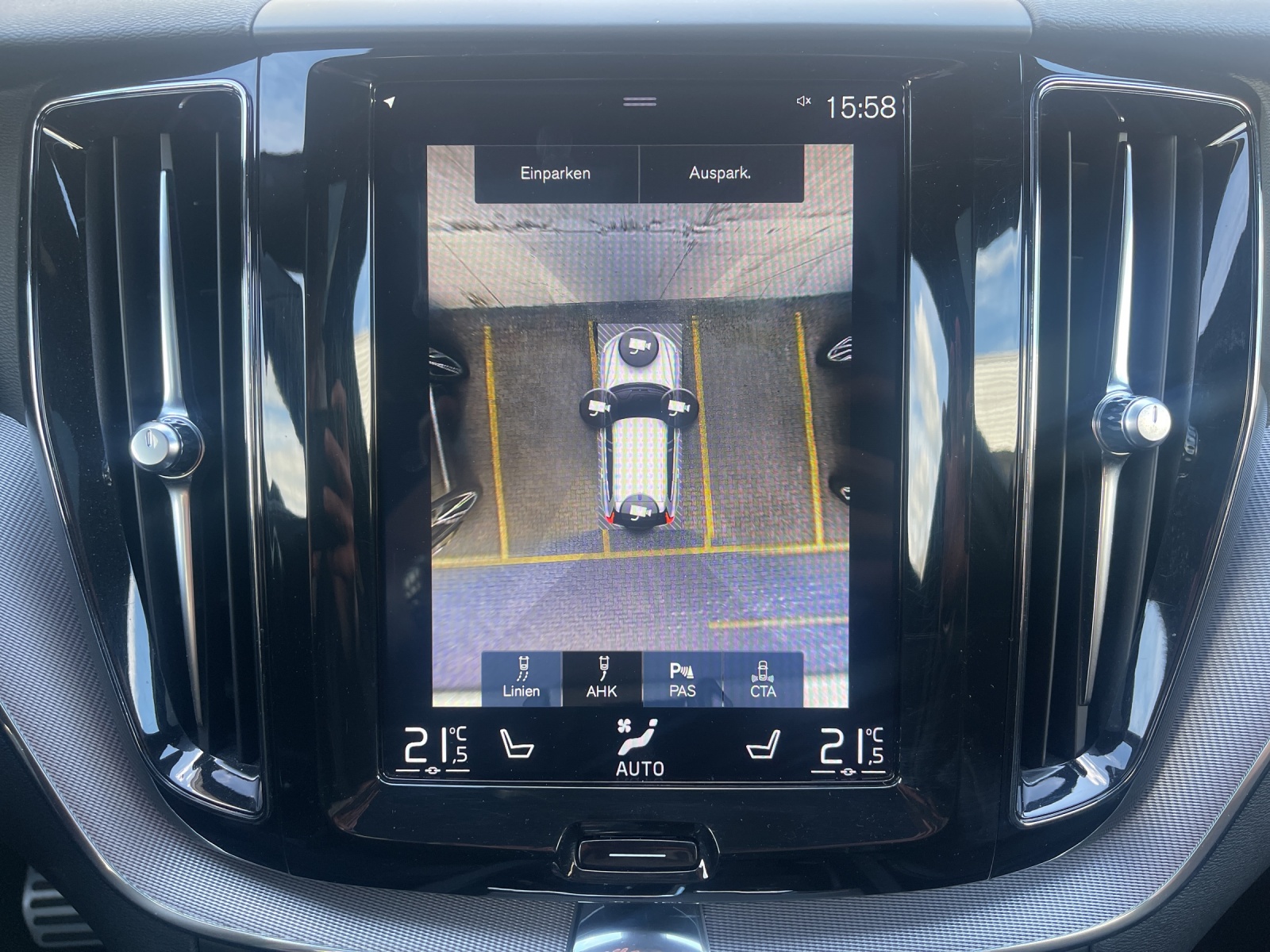 VOLVO XC60 2.0 T8 TE R-Design AWD-image-13