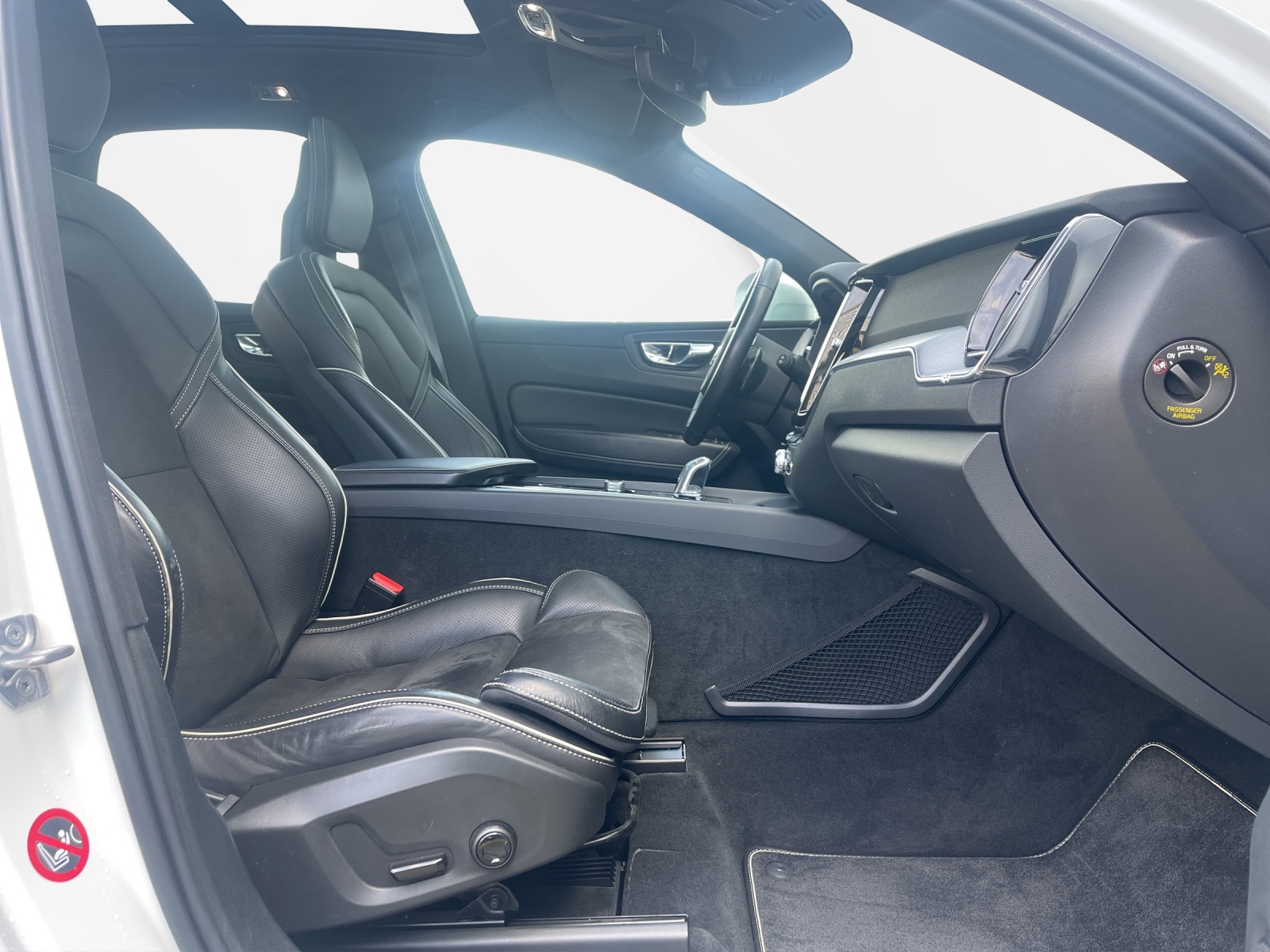 VOLVO XC60 2.0 T8 TE R-Design AWD-image-7